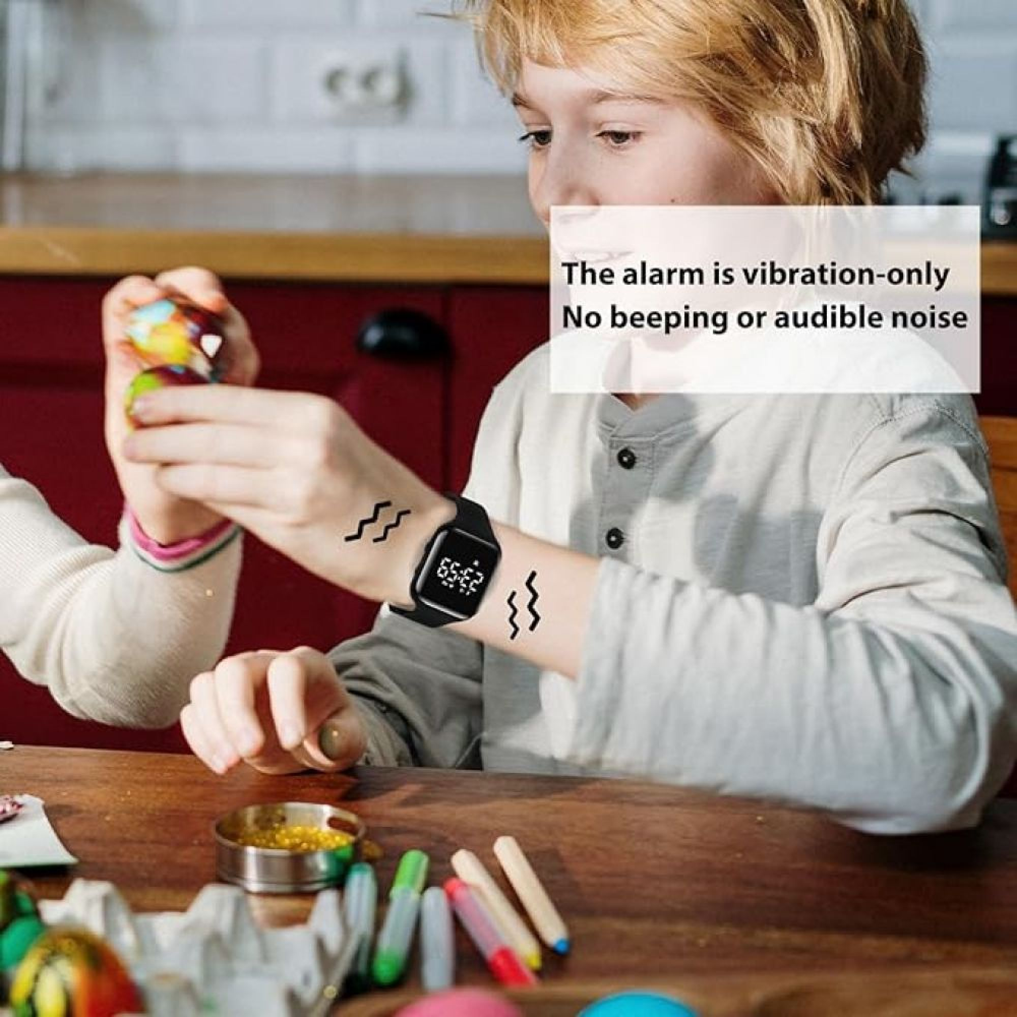 Ein blondes Kind mit Digitaluhr an einem Tisch mit Stiften und Ostereiern.