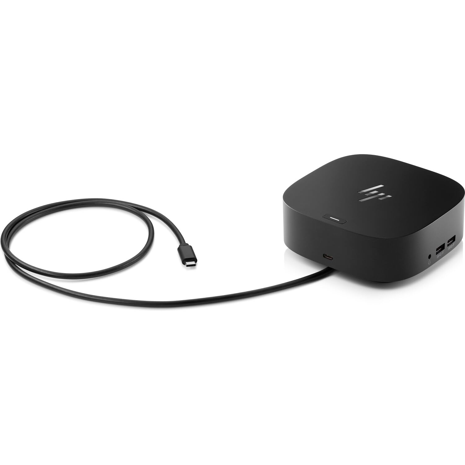 Una docking station HP nera con cavo USB-C collegato su sfondo bianco.