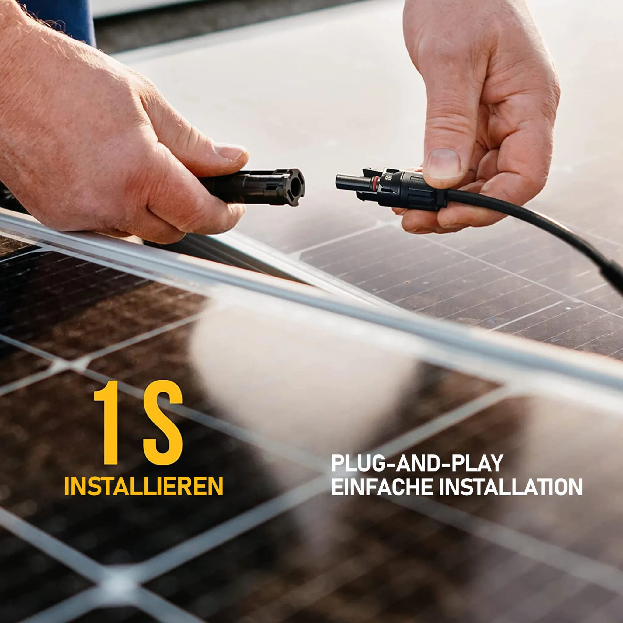 Hände verbinden schwarze Solarkabelstecker über einem Solarmodul.