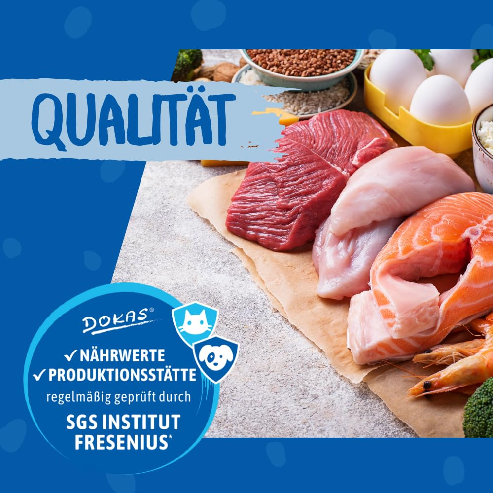 Frische Lebensmittel wie Fleisch, Fisch, Eier und Gemüse auf einem Tisch, mit einem blauen Qualitätssiegel.