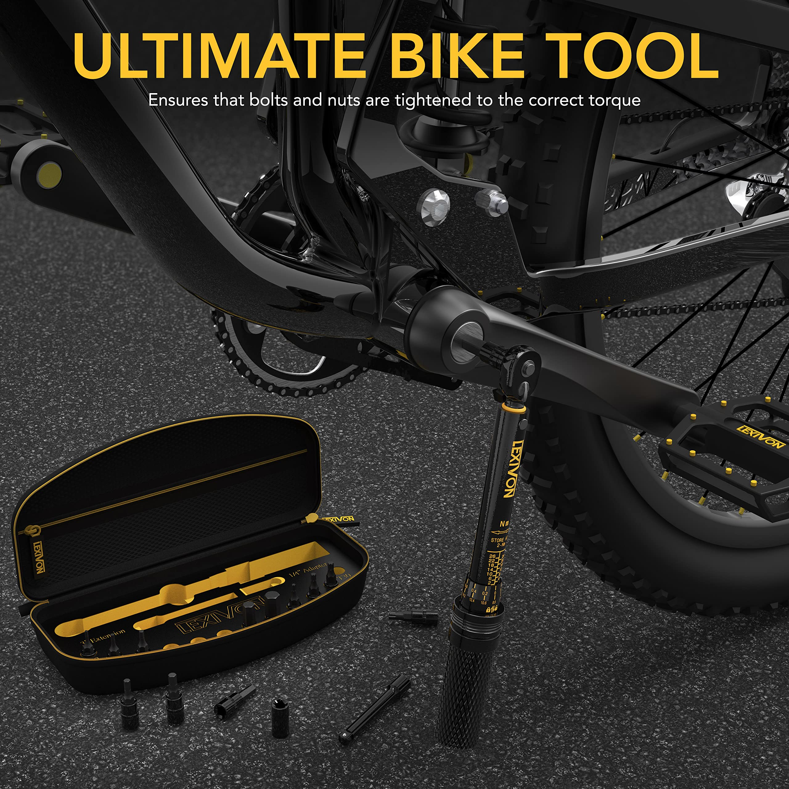 Une clé dynamométrique est utilisée sur un pédalier de vélo noir, à côté d'une mallette à outils ouverte.
