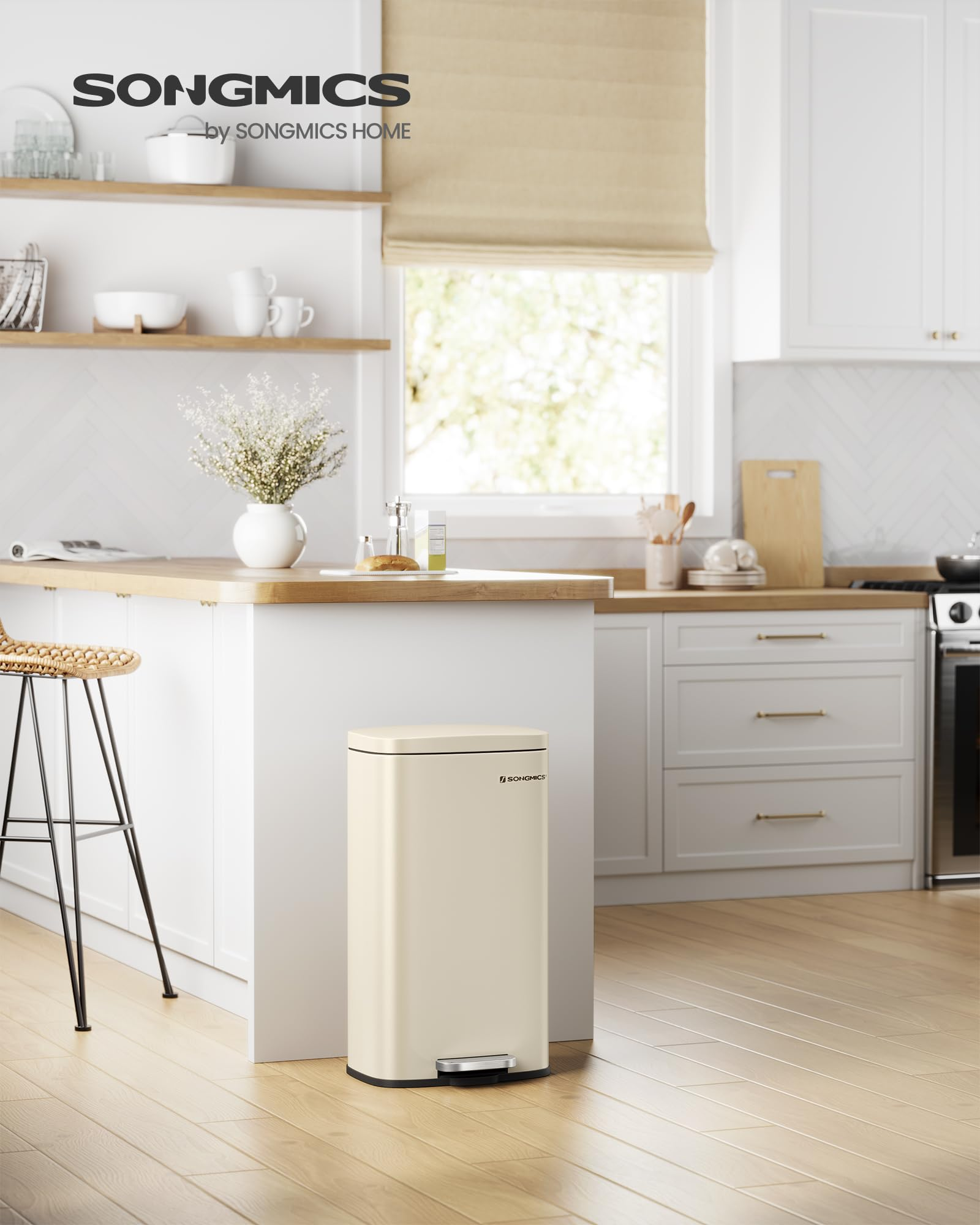 Beige Treteimer in moderner Küche mit Holzböden und weißen Schränken.
