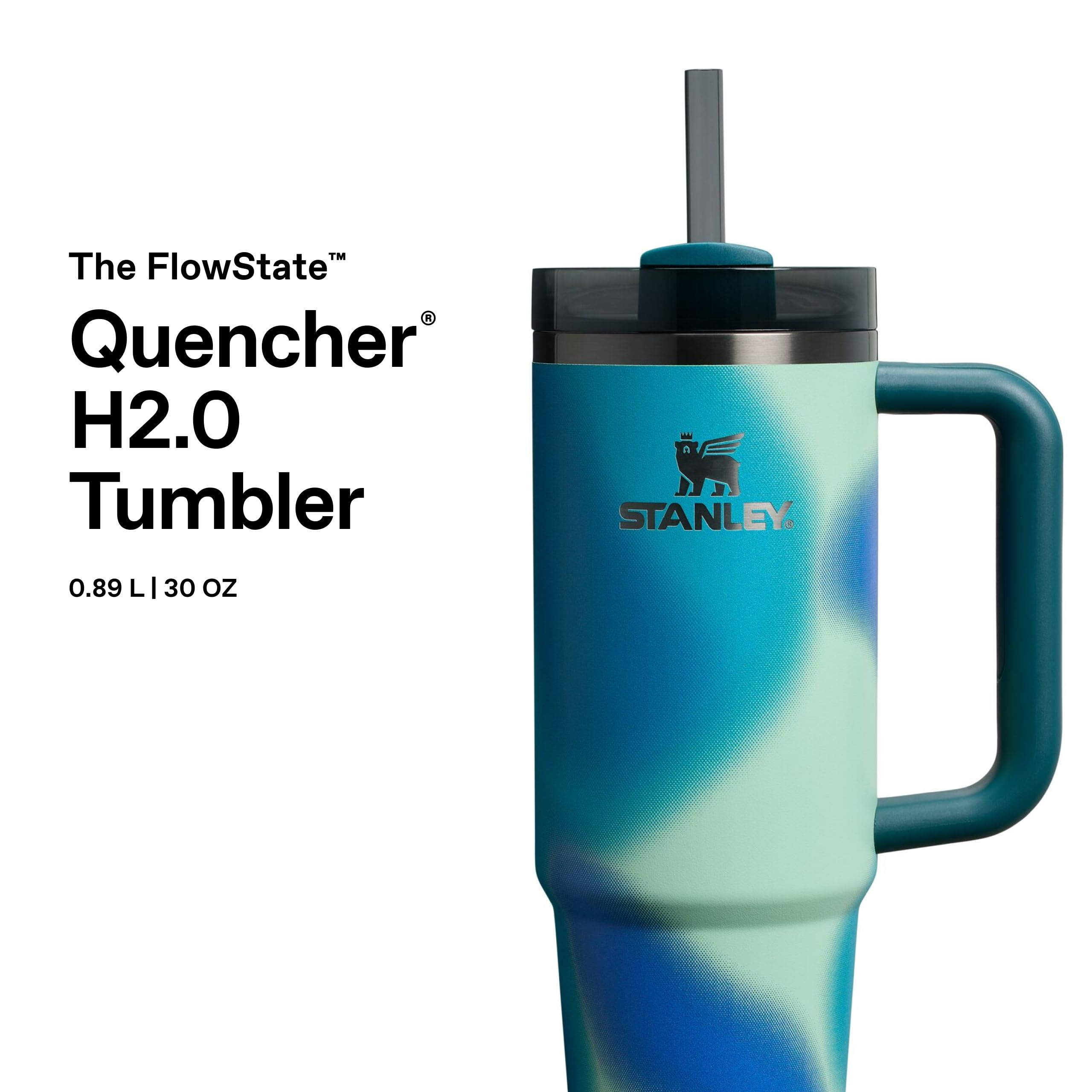 Ein blauer und mintgrüner Stanley Quencher Tumbler mit Henkel und Strohhalm vor weißem Hintergrund.
