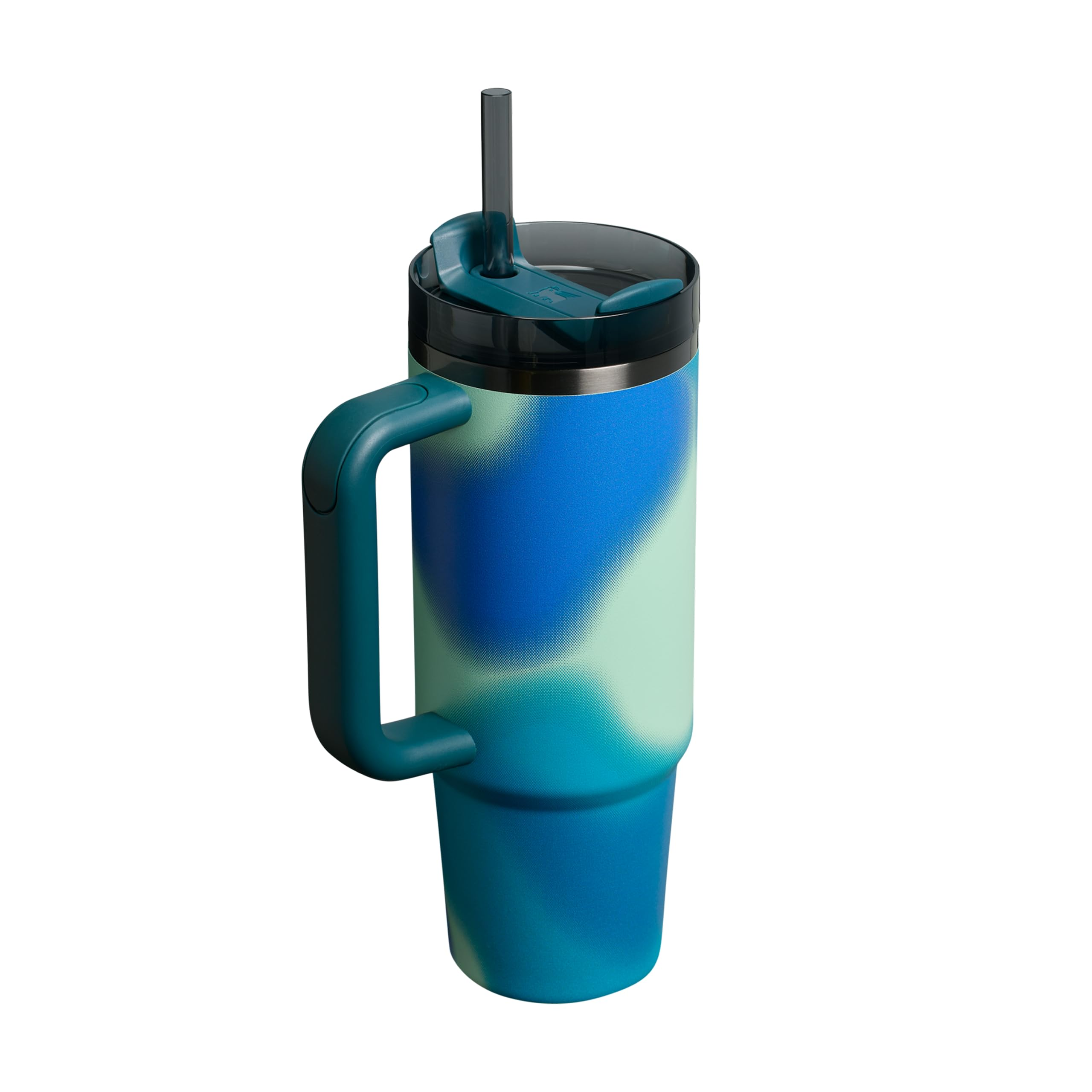 Ein blau-grün veraschter Isolierbecher mit Henkel, Deckel und dunklem Strohhalm vor weißem Hintergrund.