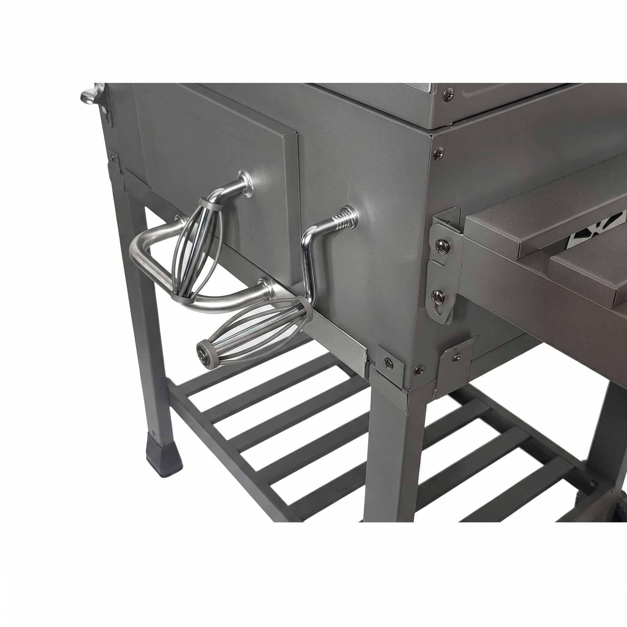 Barbecue gris avec poignées argentées et étagère inférieure sur fond blanc.