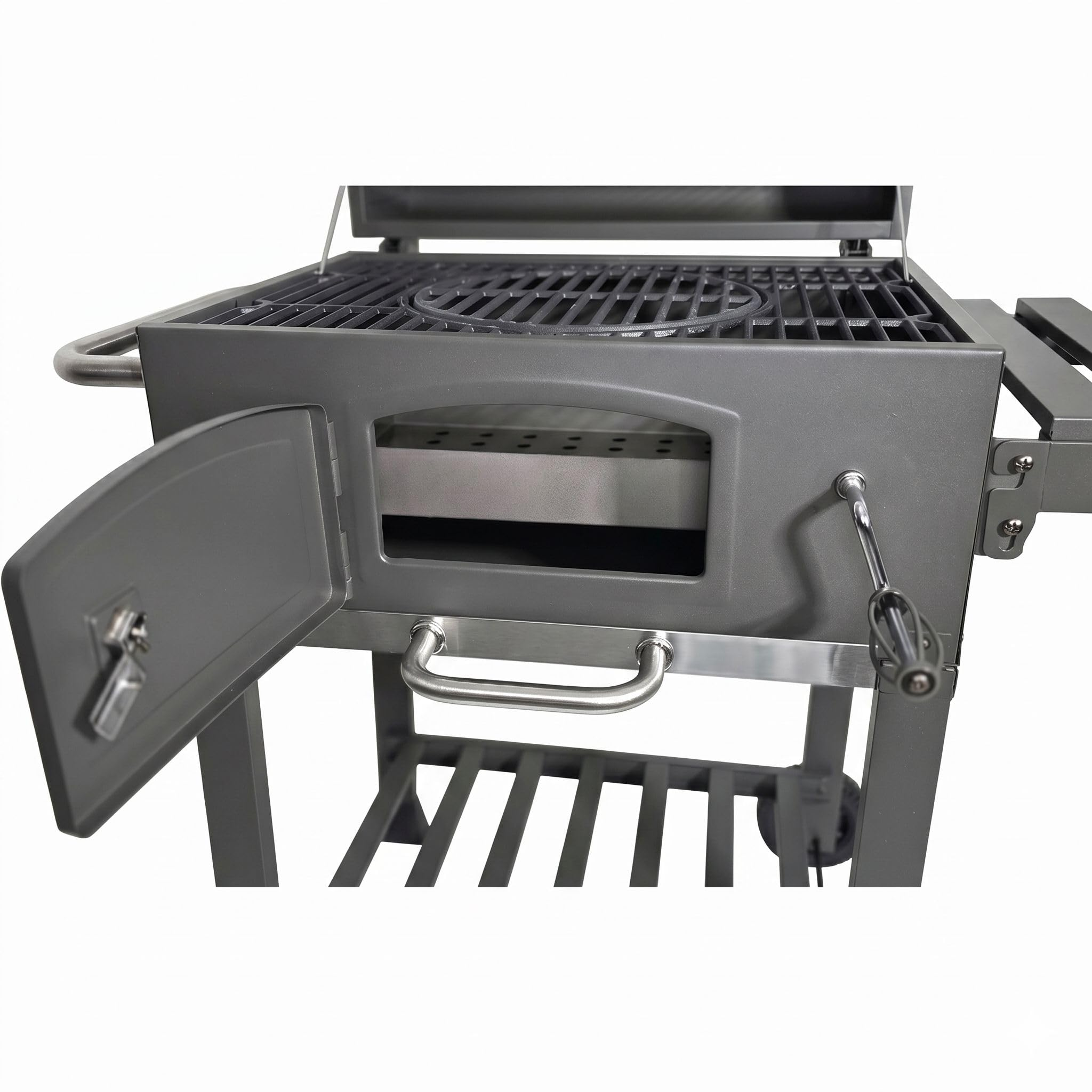 Un barbecue à charbon gris avec porte avant ouverte, poignée latérale, étagère inférieure et grille supérieure sur fond blanc.