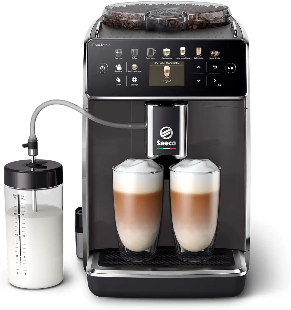 Moderna macchina da caffè Saeco con display touch, contenitore del latte a sinistra e due bicchieri di latte macchiato.