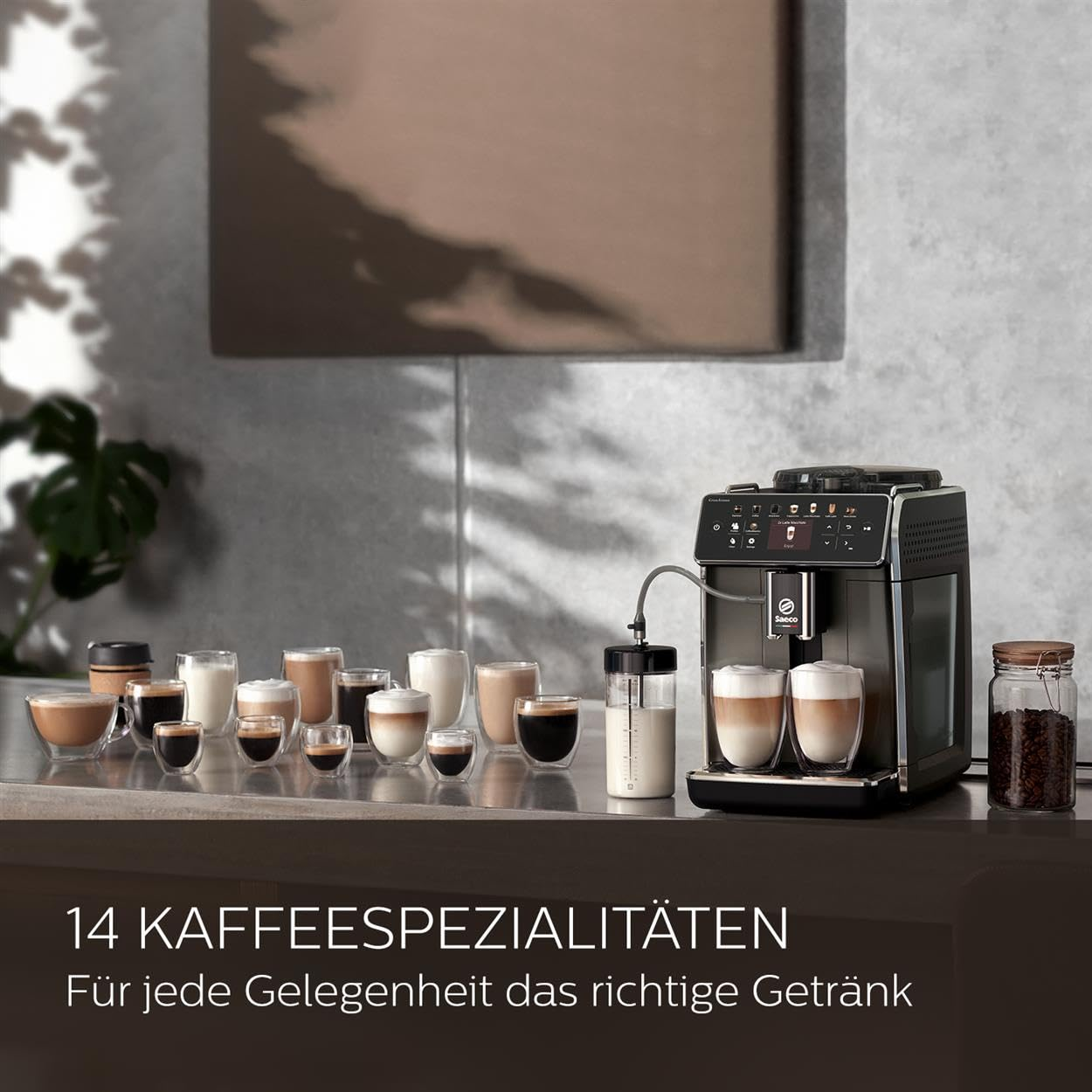 Moderna macchina da caffè su un bancone con molti bicchieri di caffè e latte, e testo.