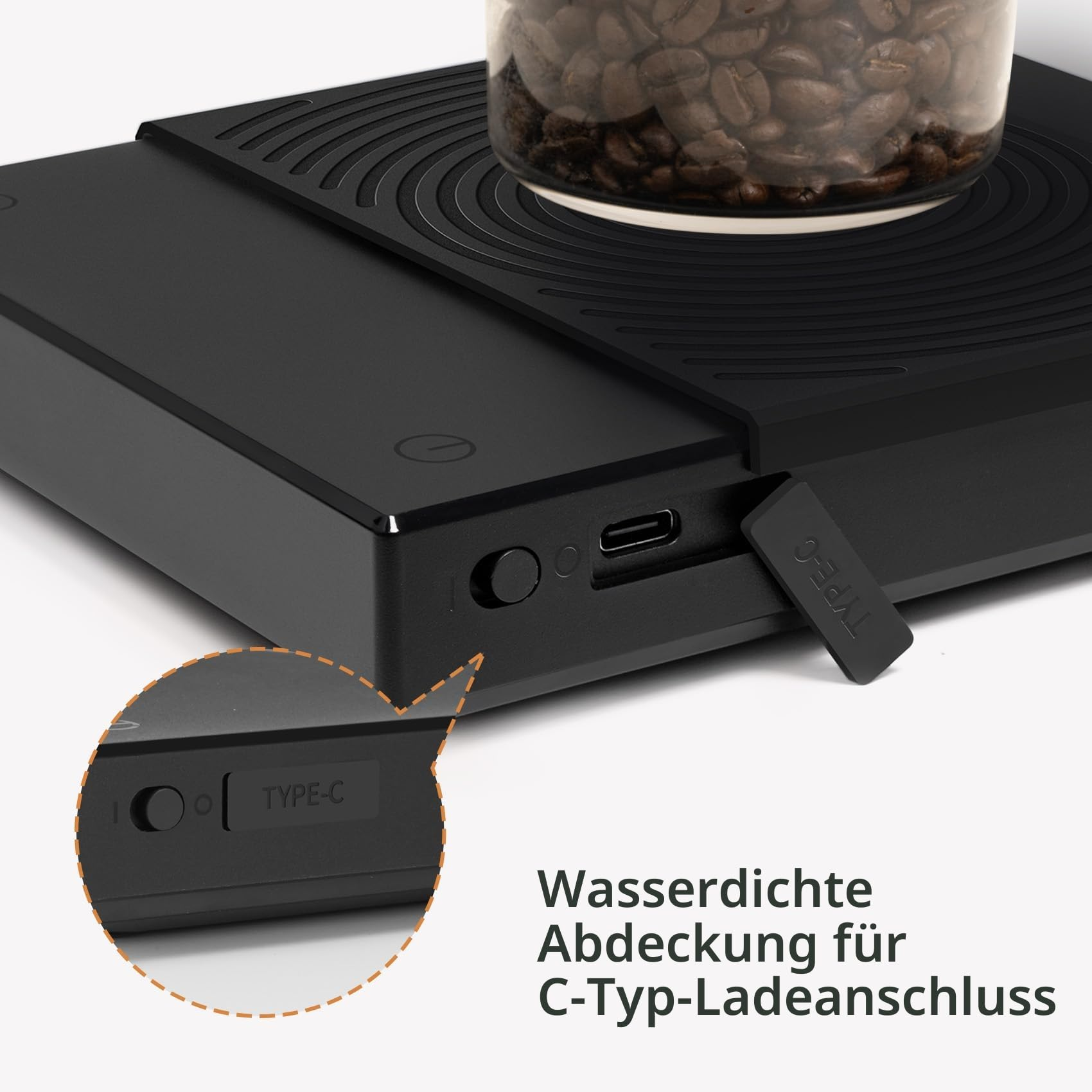 Wasserdichte Abdeckung für den Type-C-Ladeanschluss an einer schwarzen Kaffeewaage.