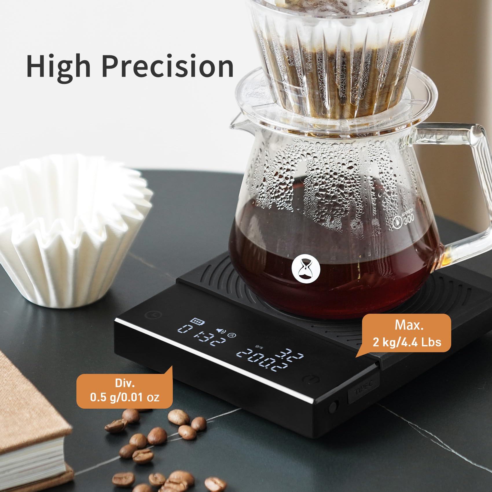 Eine Kaffeewaage mit einem Glasbehälter und Filterkaffee darauf, begleitet von Kaffeebohnen.