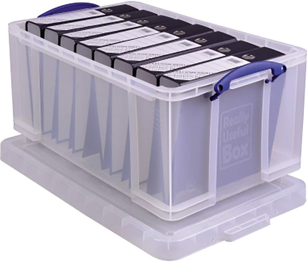 Scatola di plastica trasparente con manici blu, piena di raccoglitori neri, posata su un coperchio abbinato.