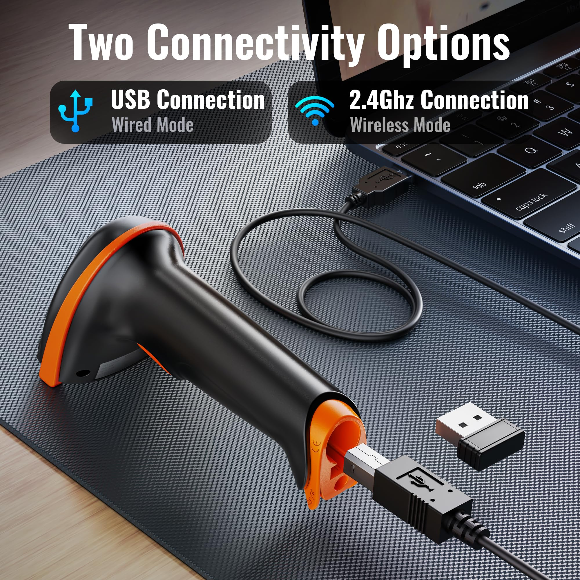 Ein schwarzer Barcodescanner mit orangen Akzenten, verbunden mit einem USB-Kabel und mit einem USB-Empfänger auf der Matte.