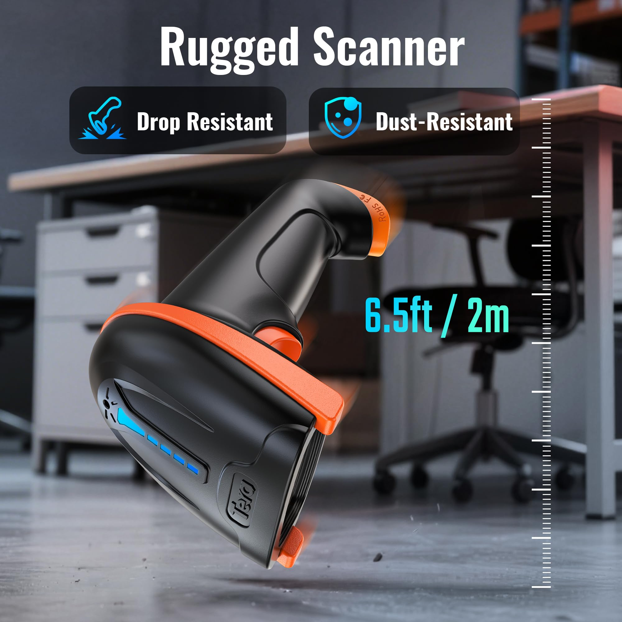 Ein schwarz-oranger robuster Barcodescanner schwebt über dem Boden vor verschwommenen Büromöbeln.