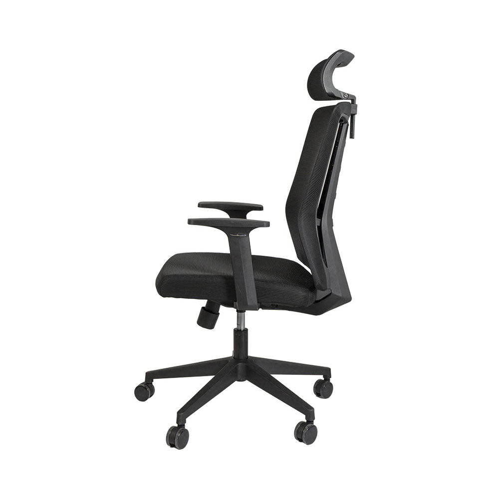 Une chaise de bureau noire sur fond blanc, vue de profil.