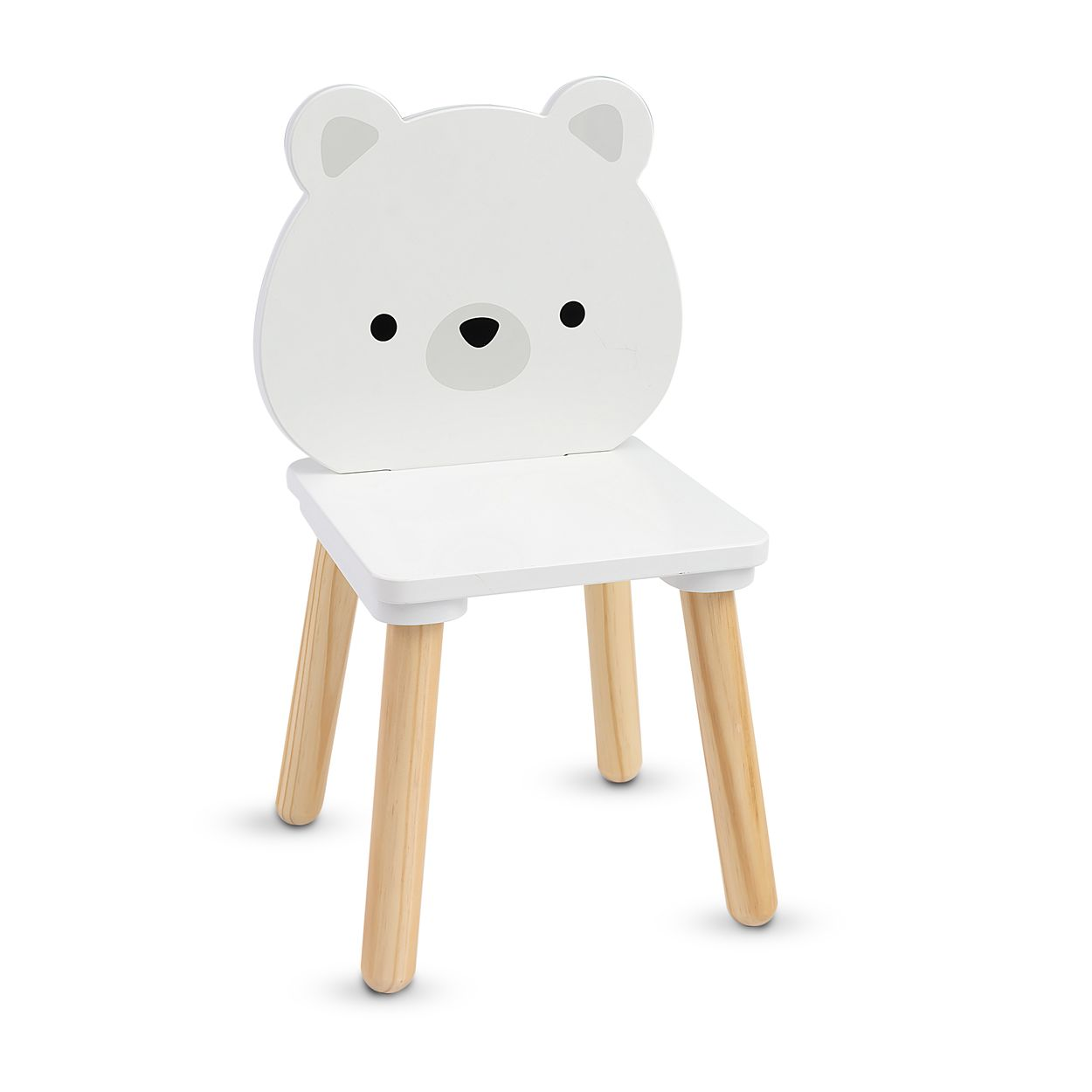 Ein weißer Kinderstuhl mit Bärenmotiv und vier hellen Holzbeinen auf weißem Grund.