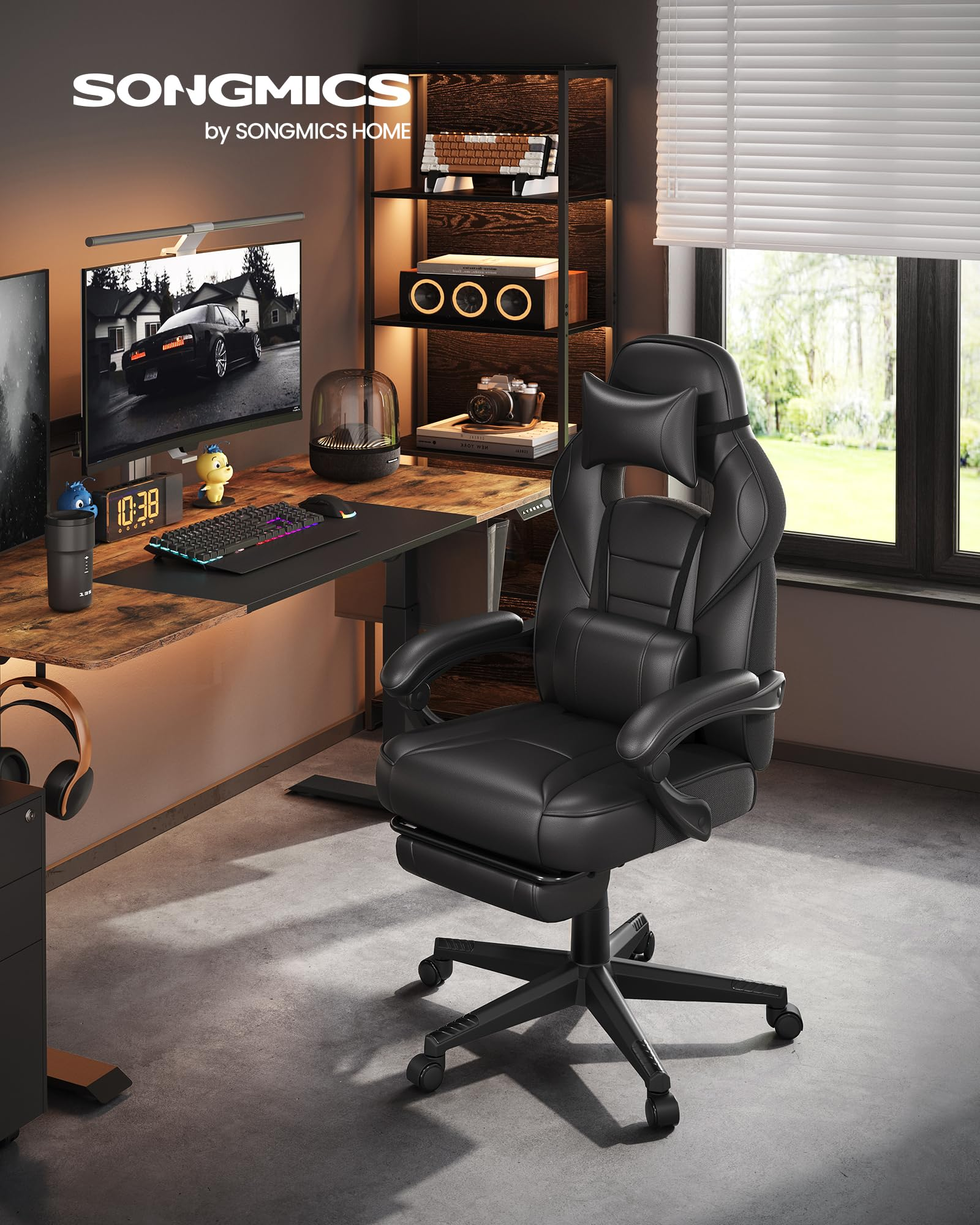 Ein schwarzer ergonomischer Gaming-Stuhl mit Fußstütze in einem modernen Büro mit Schreibtisch und Regalen.