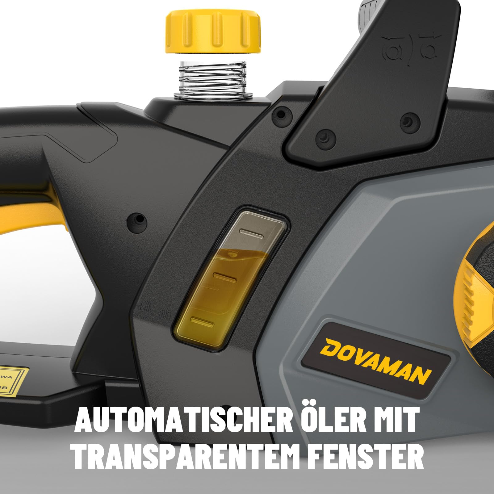 Nahaufnahme einer schwarz-grauen Kettensäge mit gelbem Öldeckel und einem transparenten Ölstandfenster.
