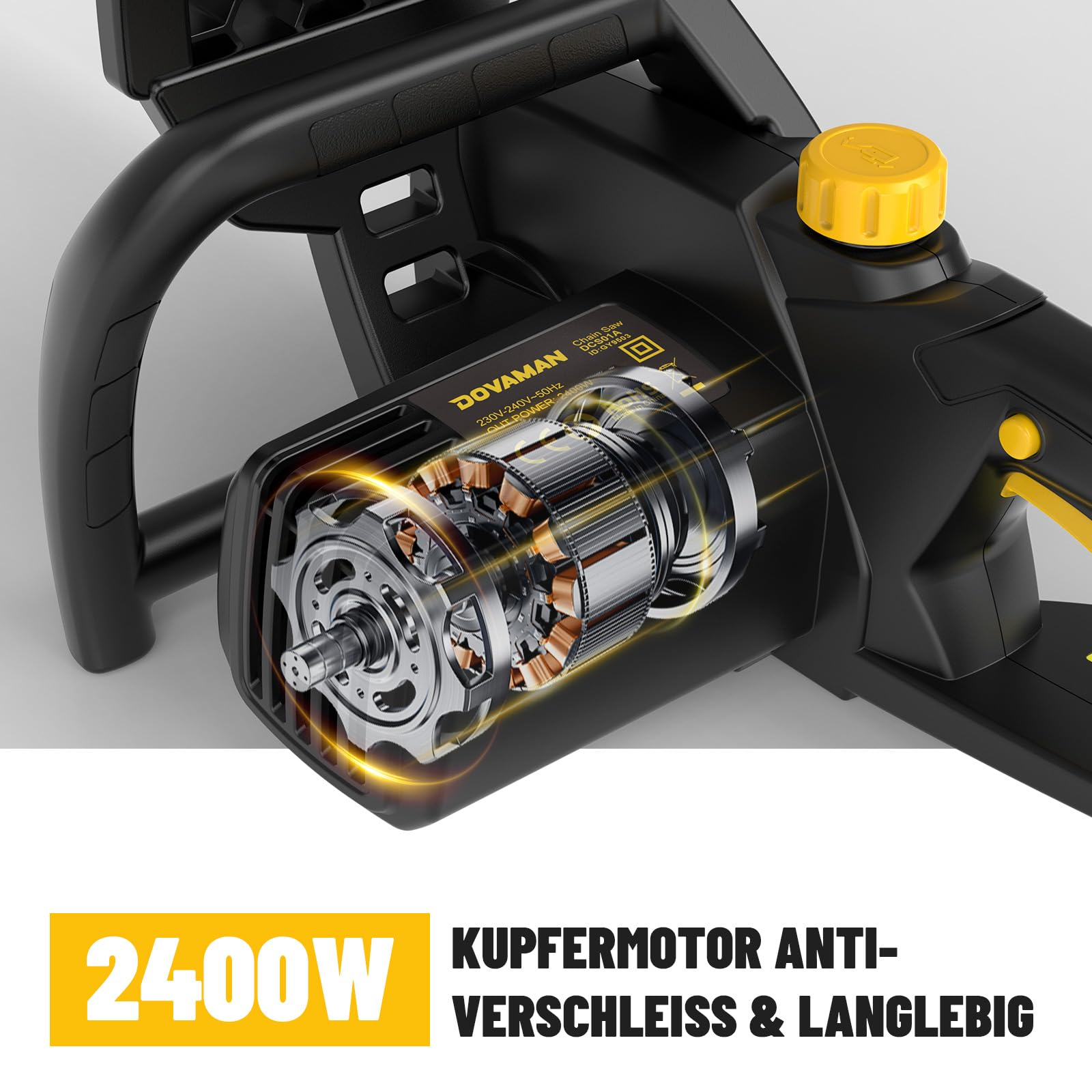 Eine Nahaufnahme zeigt den leistungsstarken Kupfermotor einer schwarzen Elektrokettensäge mit gelben Akzenten.
