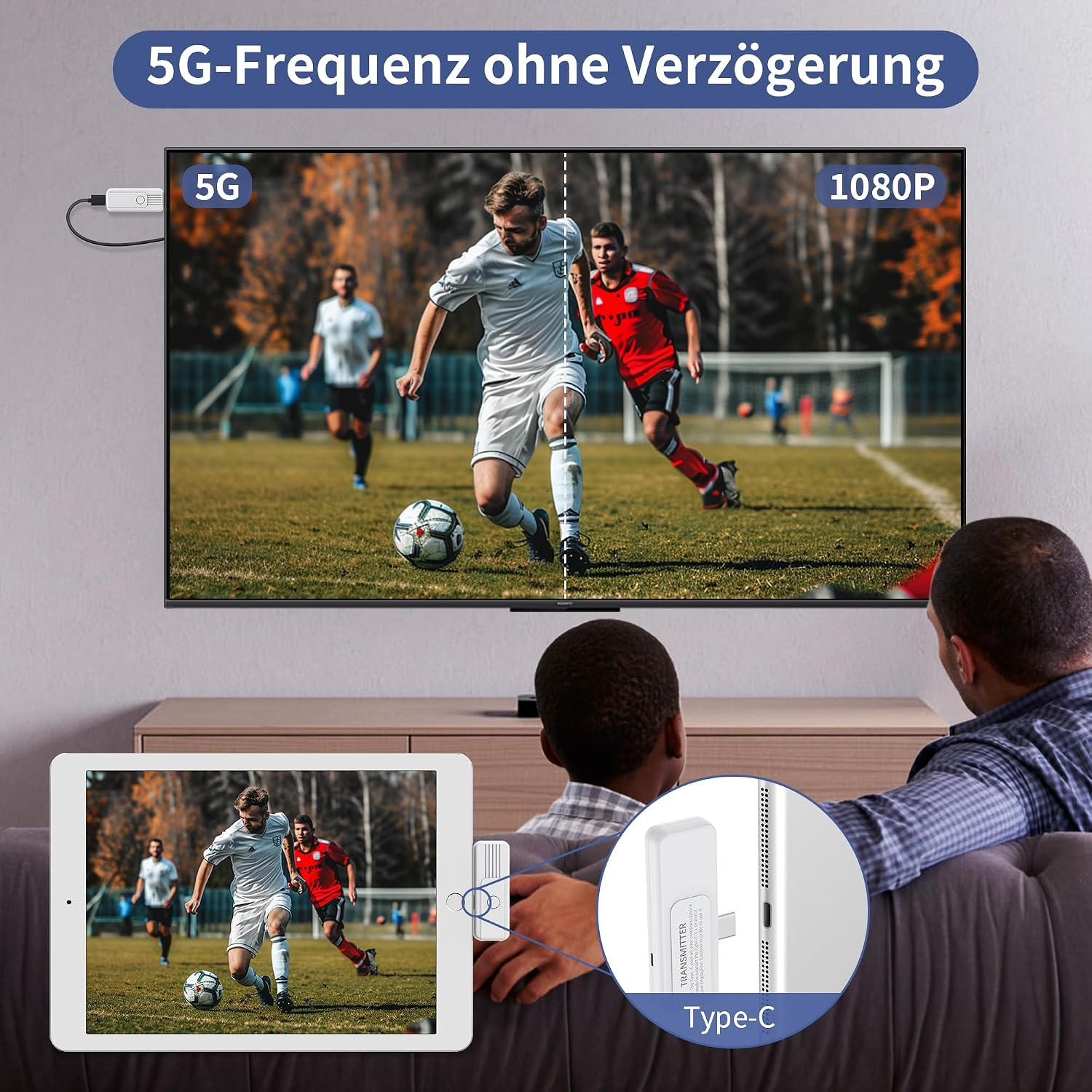 Ein Fernseher zeigt ein Fußballspiel, drahtlos verbunden über einen Typ-C-Sender mit einem Tablet, von zwei Personen angesehen.