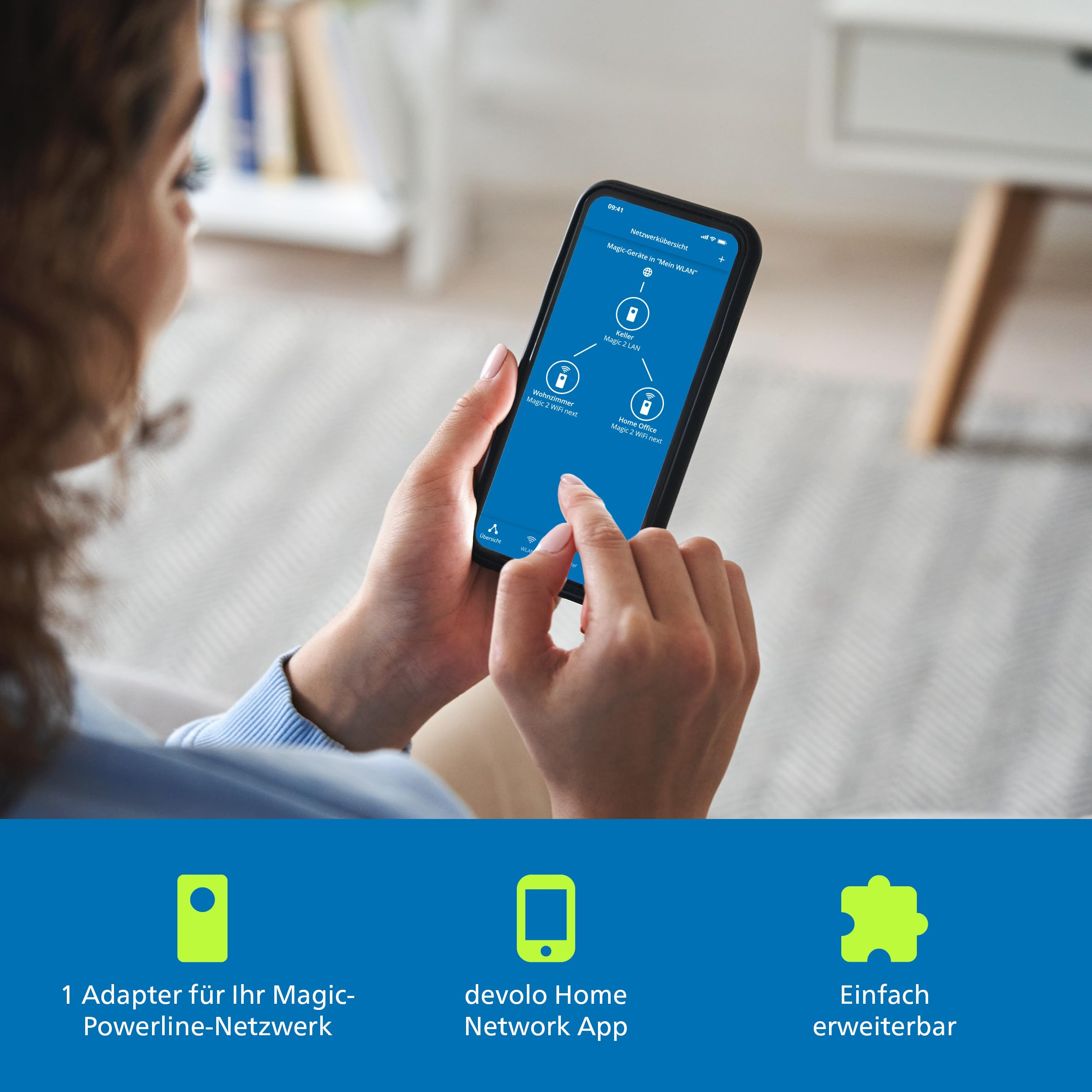 Una donna tiene uno smartphone con un'app di rete domestica; in basso, testo e icone su sfondo blu.