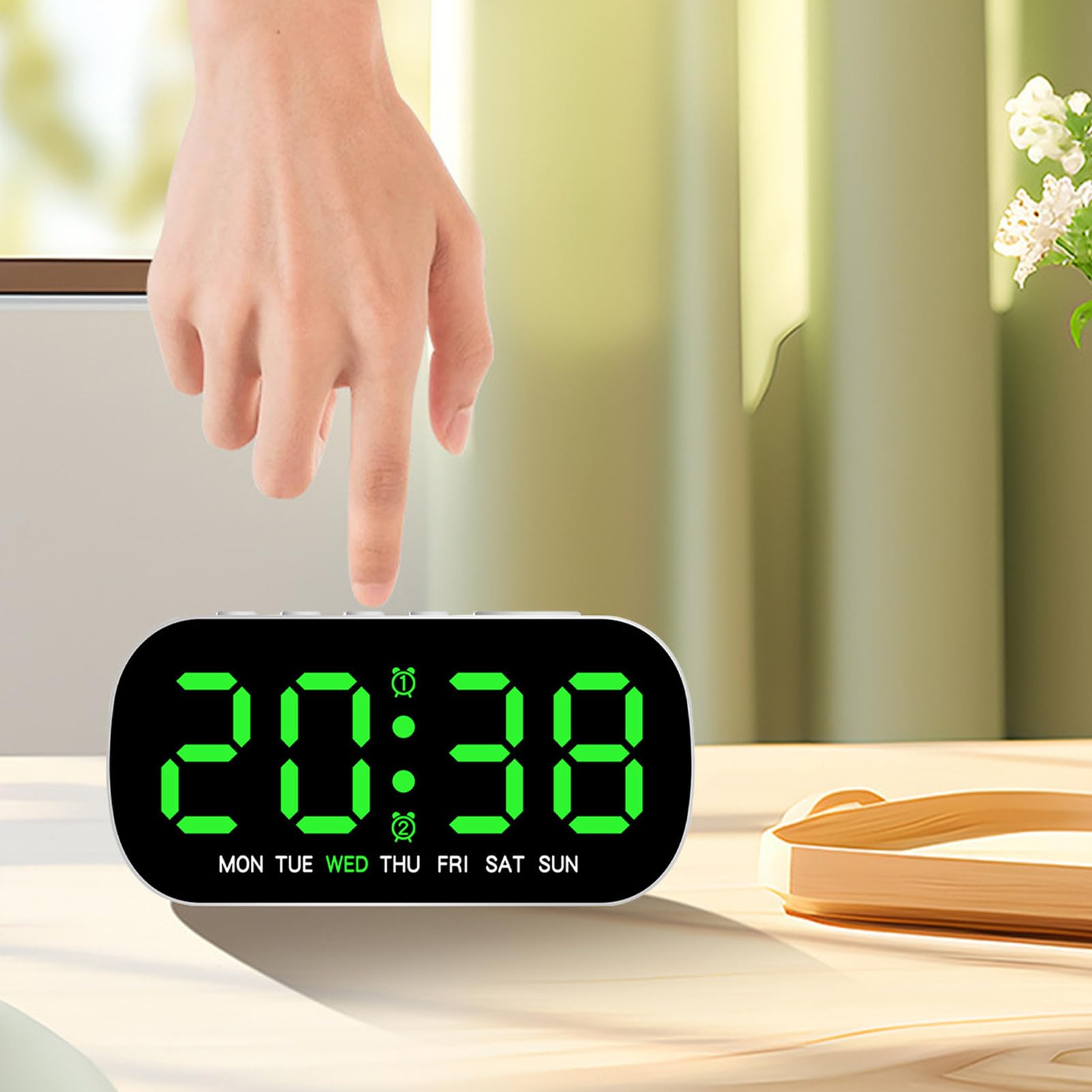 Eine Hand drückt auf einen digitalen Wecker mit grünem Display auf einem Holztisch.