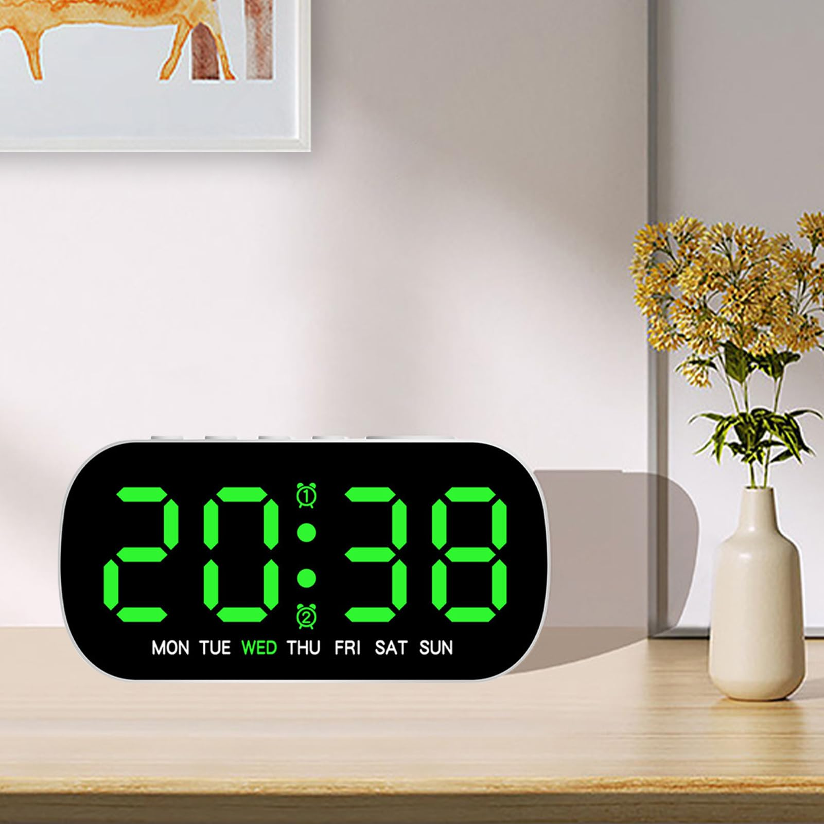 Digitale Tischuhr mit grünem Display auf Holztisch, daneben eine Vase mit gelben Blumen.