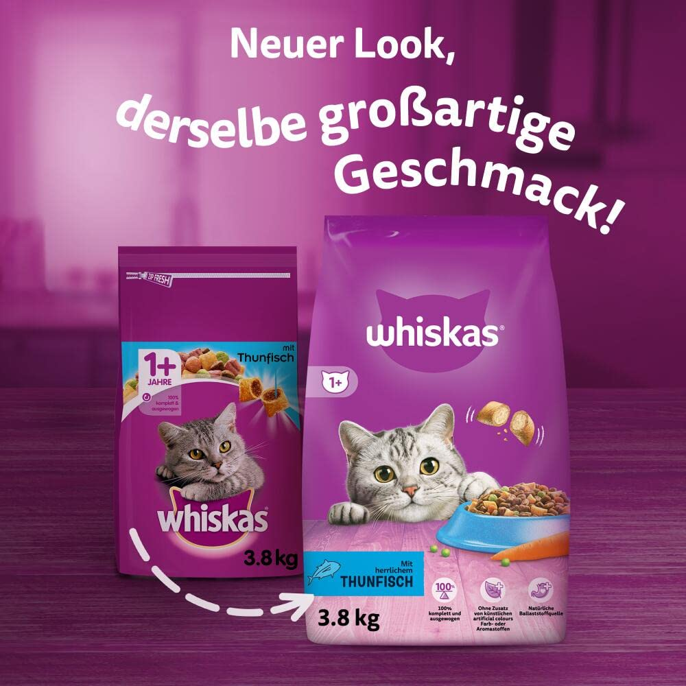 Zwei Whiskas Katzenfutterbeutel mit Thunfisch und Katzenbildern auf lila Hintergrund.