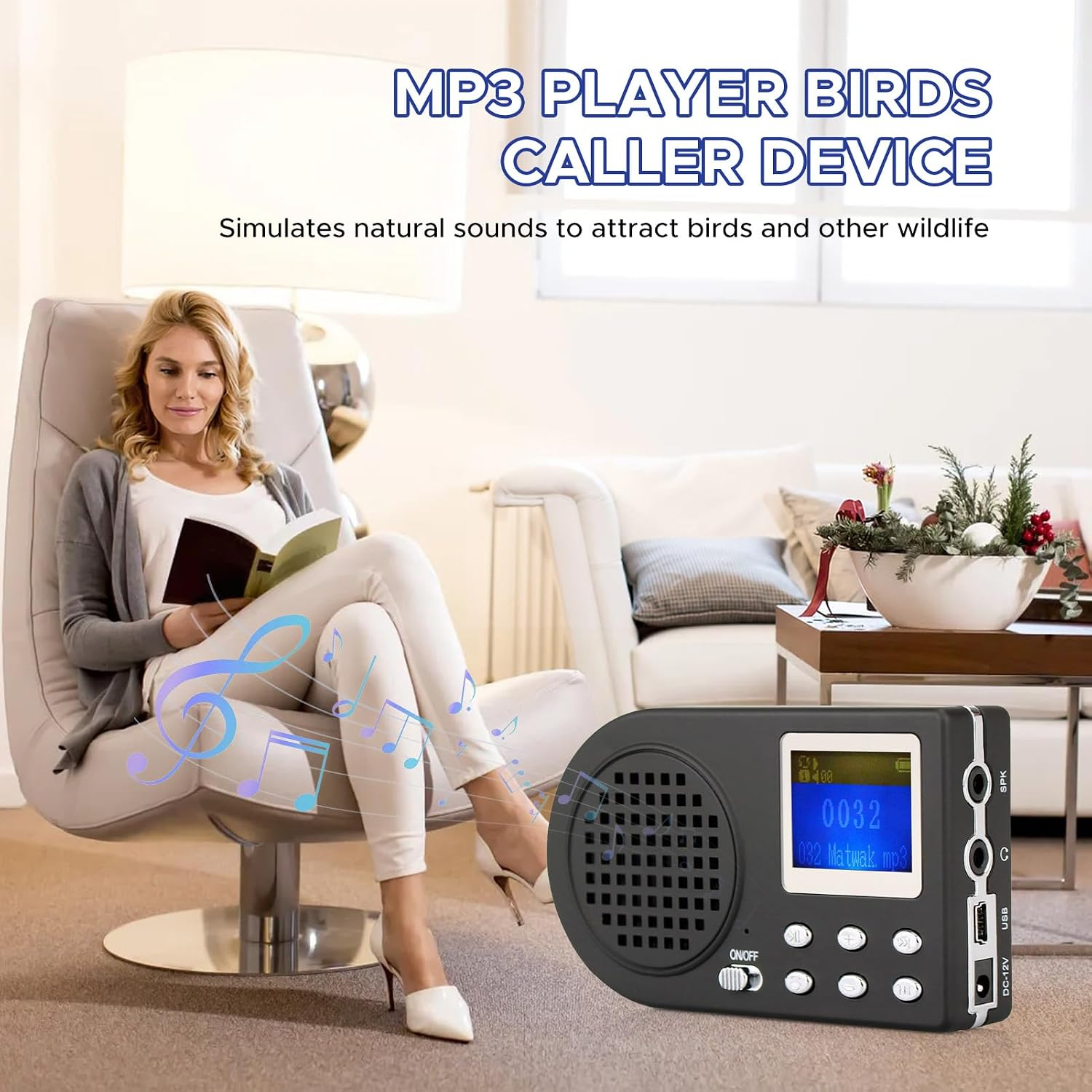 Eine Frau liest in einem Sessel, während ein MP3-Vogelrufer-Gerät auf dem Boden davor steht.