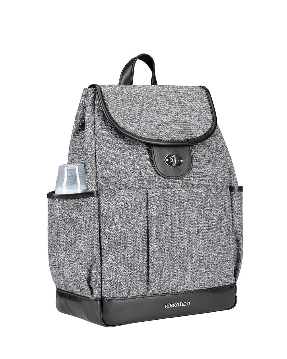 Ein grauer Stoffrucksack mit schwarzem Lederimitat, einer Vordertasche und einer Babyflasche in der Seitentasche.