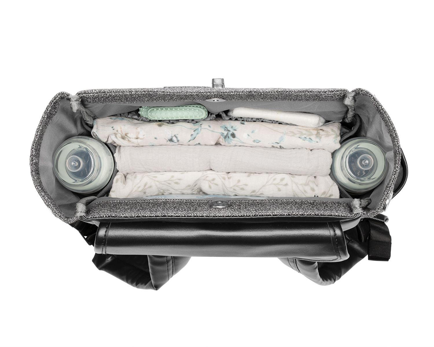 Eine geöffnete graue Wickeltasche von oben mit zwei Babyflaschen, gefalteten Tüchern, Schnuller und Wickelunterlage.