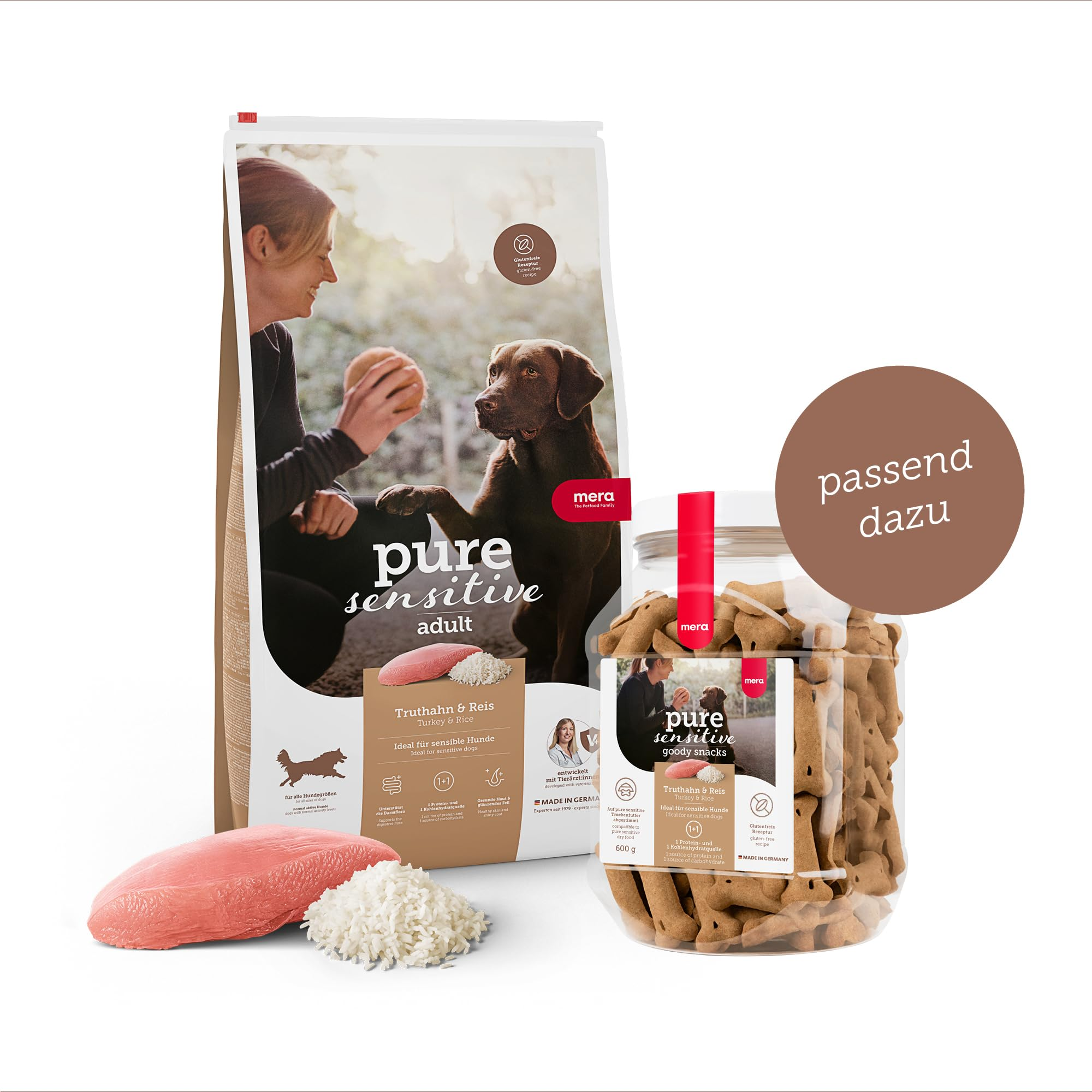 Mera pure sensitive Hundefuttertüte und Hundesnack-Dose mit rohem Truthahn und Reis auf weißem Hintergrund.