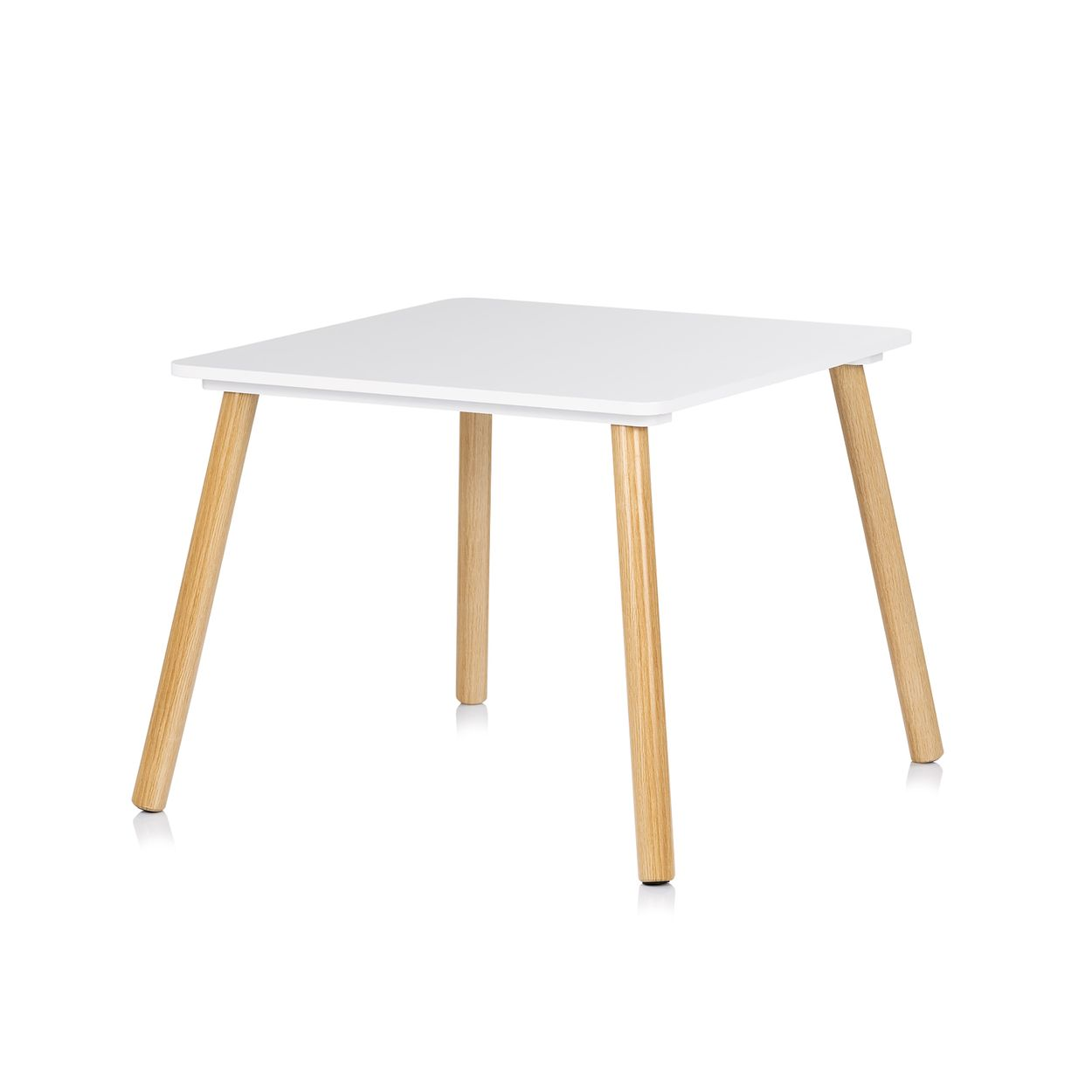 Ein quadratischer weißer Tisch mit vier abgewinkelten Holzbeinen auf weißem Hintergrund.