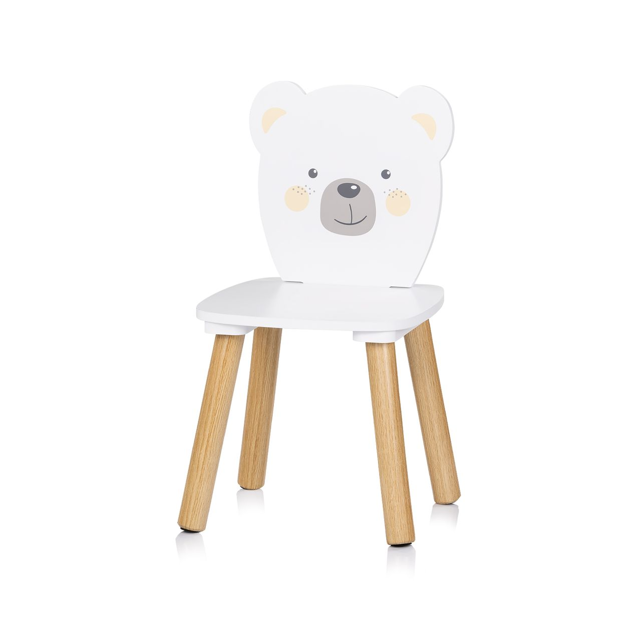 Kleiner weißer Kinderstuhl mit vier Holzbeinen und einer Lehne im Design eines freundlichen Bärengesichts.