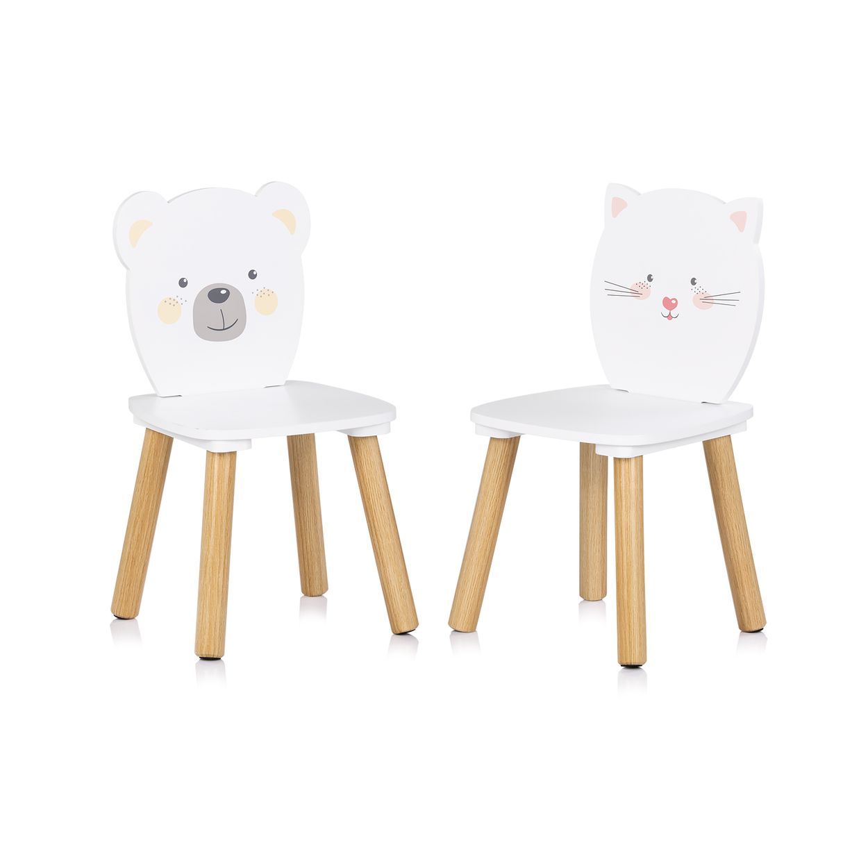Zwei weiße Kinderstühle mit Holzbeinen, einer mit Bärchen- und einer mit Katzenmotiv auf der Rückenlehne.