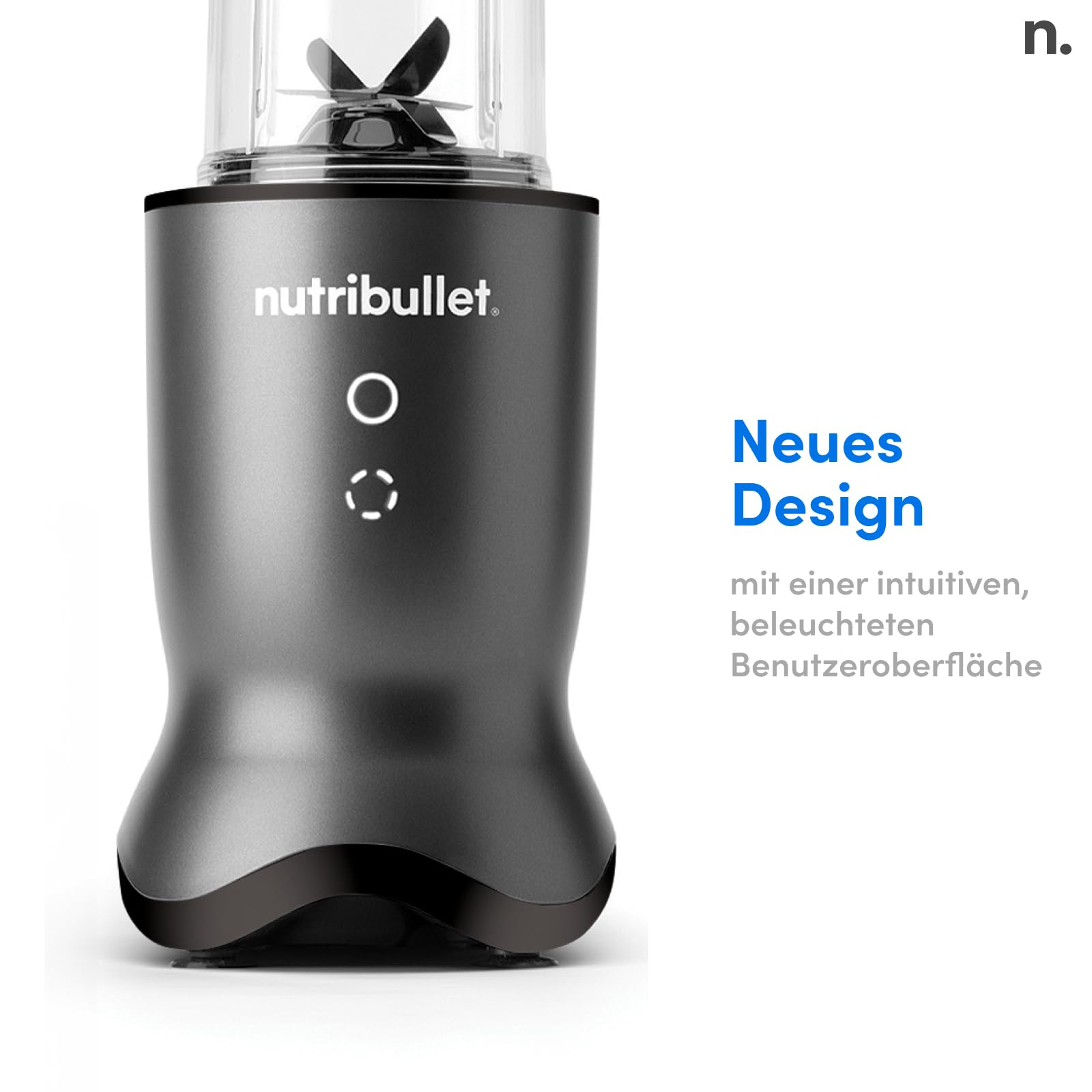 Ein dunkelgrauer Nutribullet-Mixer mit beleuchteter Benutzeroberfläche und deutschem Werbetext rechts.