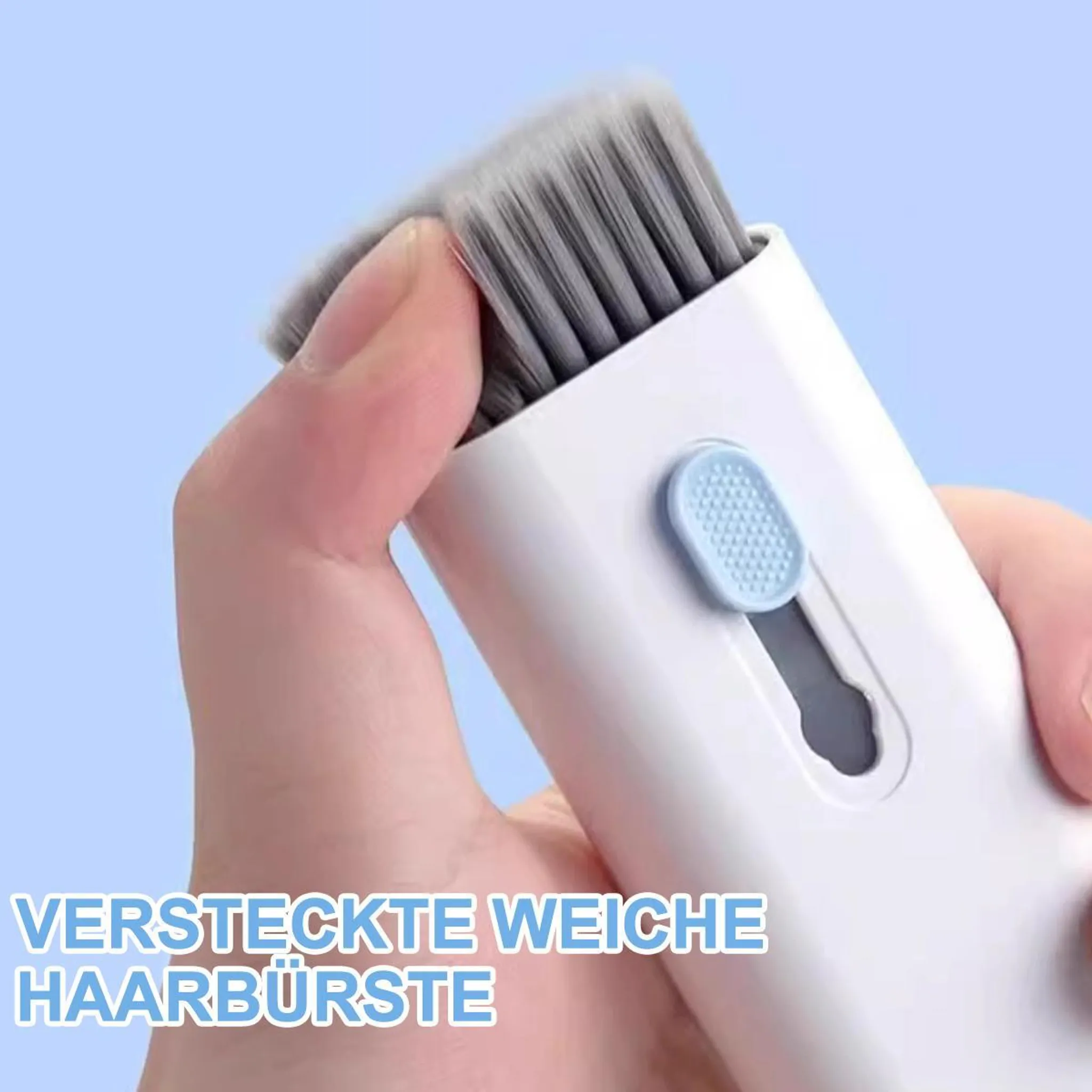 Eine Hand hält eine weiße Reinigungsbürste mit grauen Borsten und einem blauen Schiebeknopf vor blauem Hintergrund.