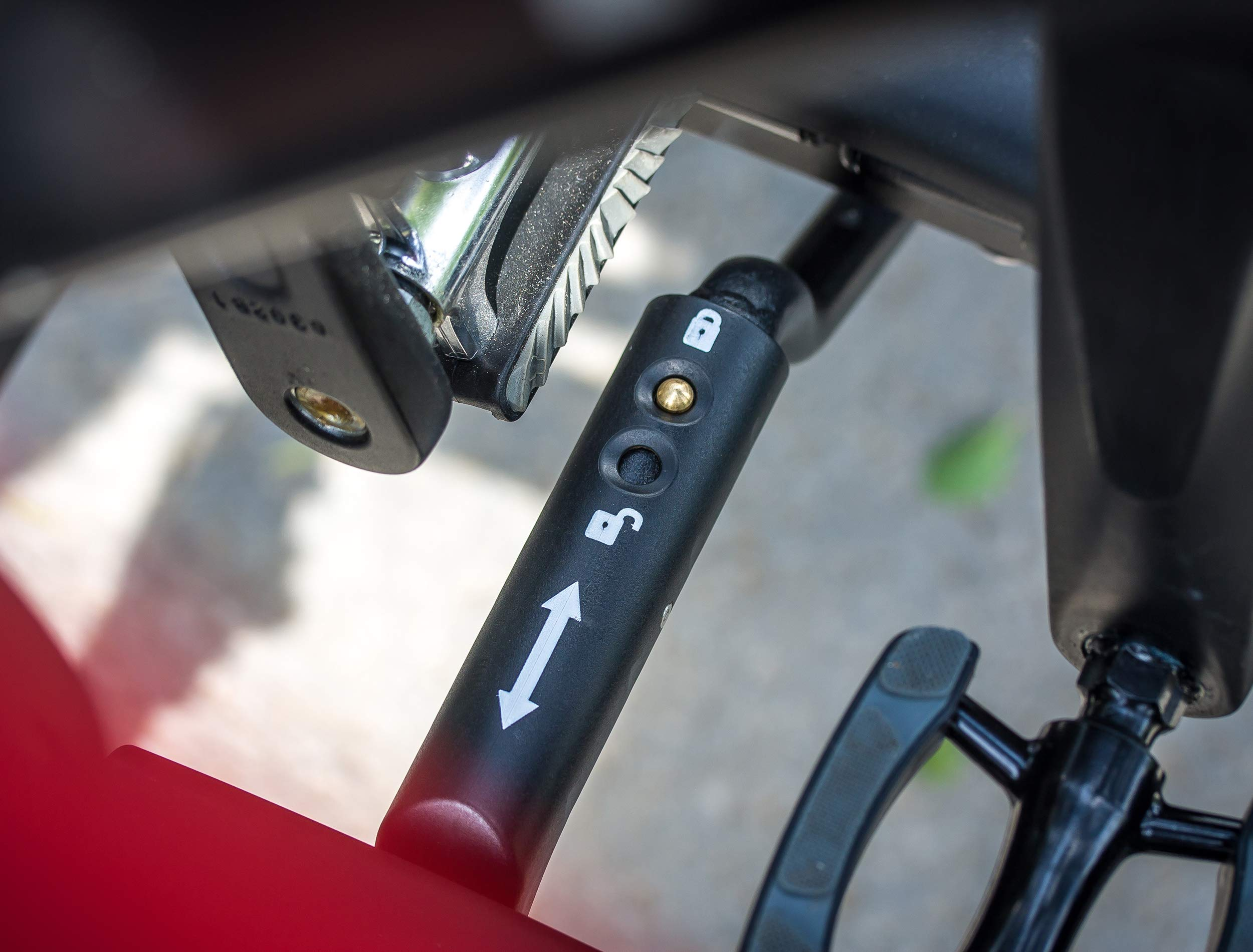 Un cursore nero con icona di lucchetto e frecce, attaccato a un telaio rosso.