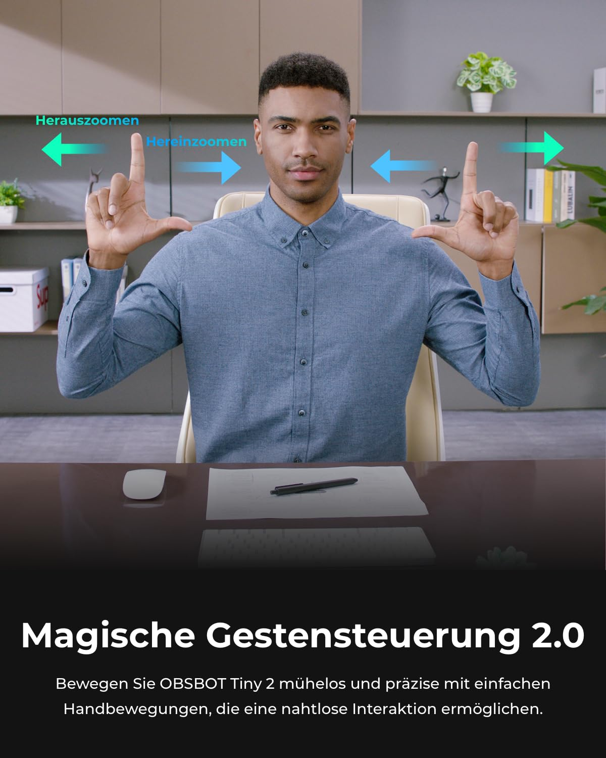 Ein Mann sitzt an einem Schreibtisch und zeigt Handgesten vor einem Regal, mit Pfeilen und Text für Gestensteuerung.