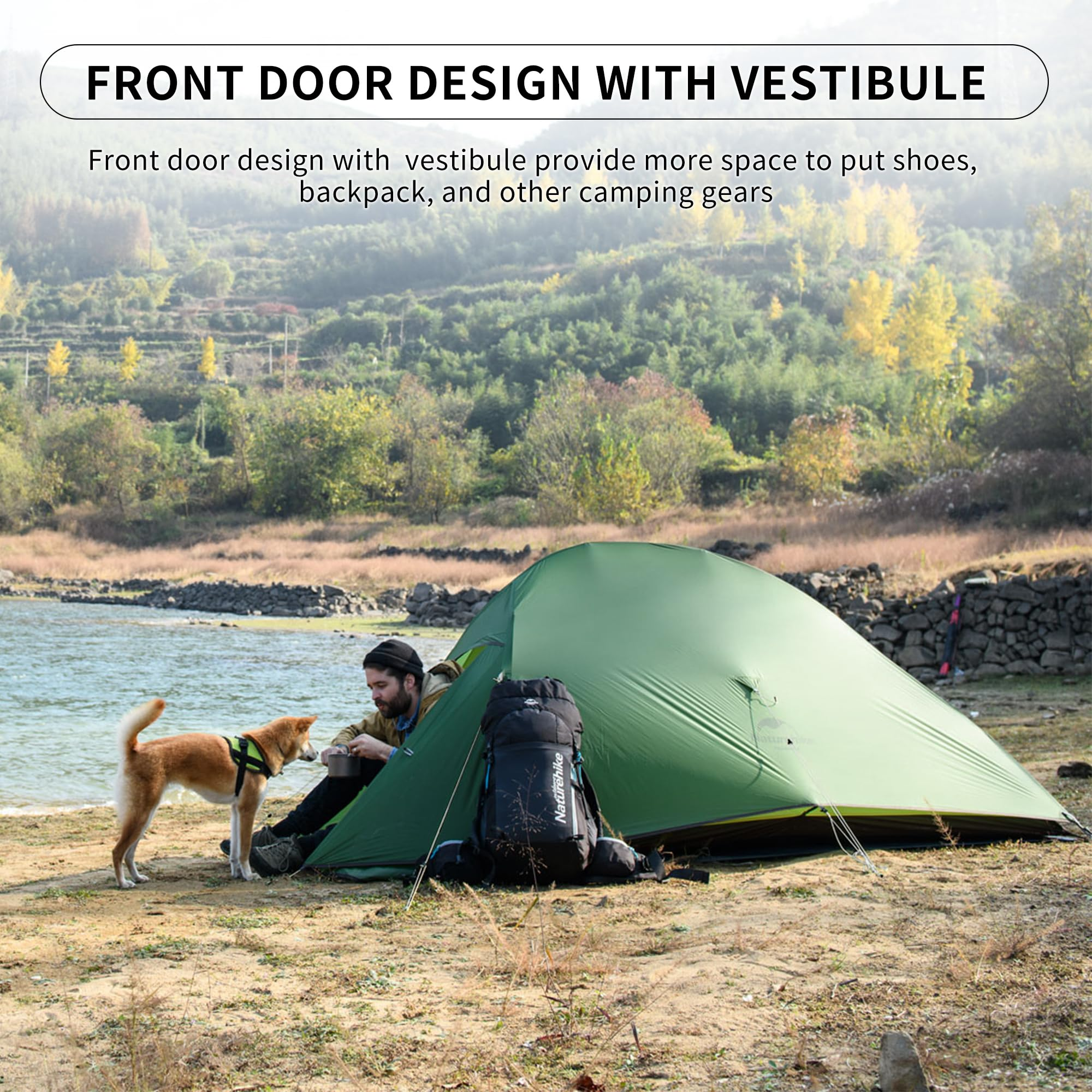 Un uomo e un cane vicino a una tenda verde presso un lago.