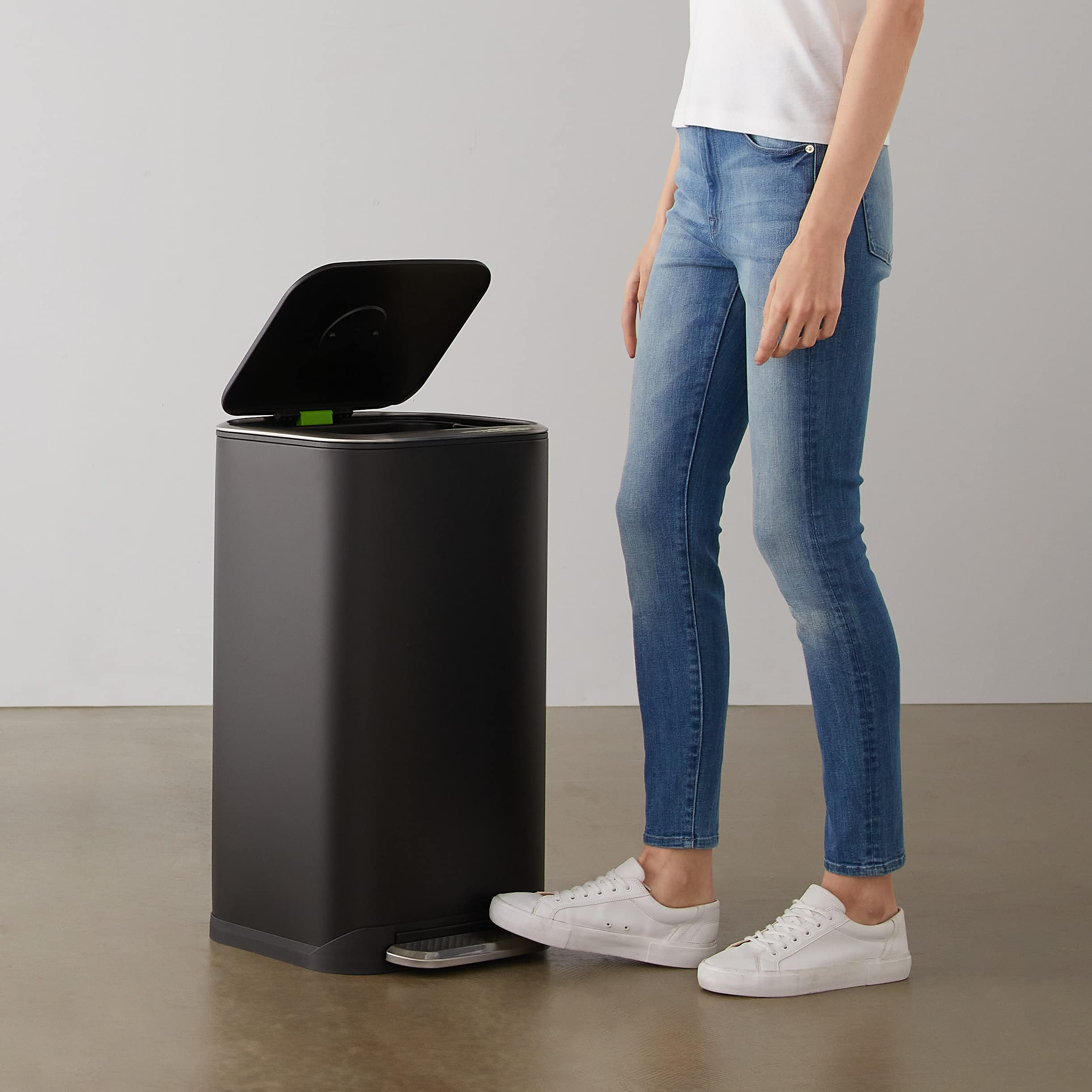 AMAZON BASICS Rechteckiger Treteimer 32 L Abfalleimer