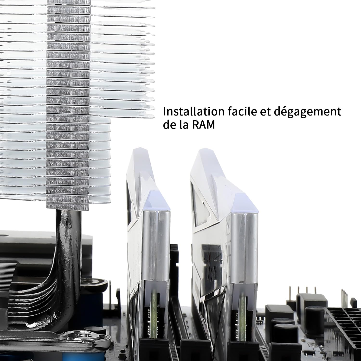CPU-Kühler und zwei RAM-Sticks auf einem Mainboard mit französischem Text.