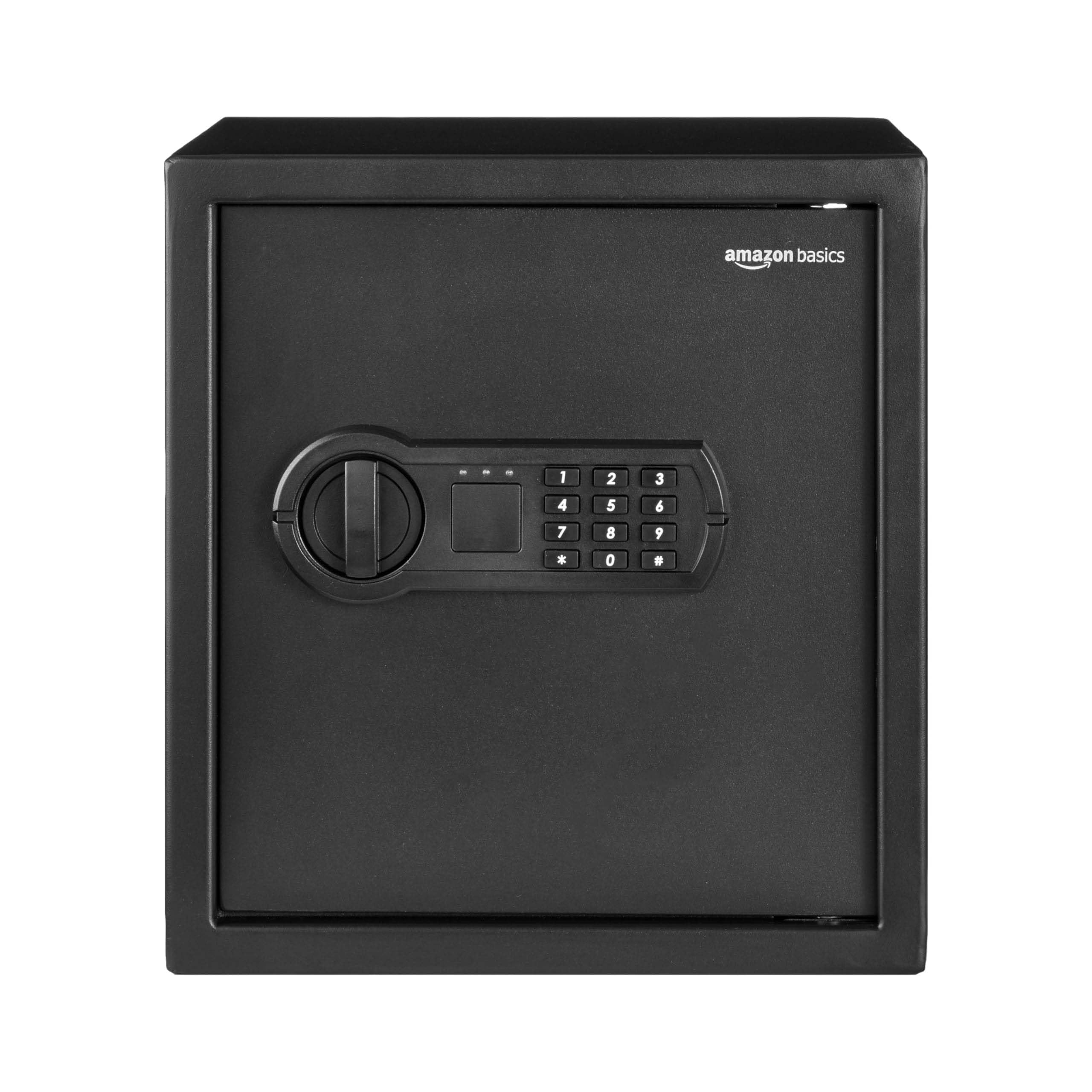 Un coffre-fort noir Amazon Basics avec un clavier numérique et un bouton sur fond blanc.