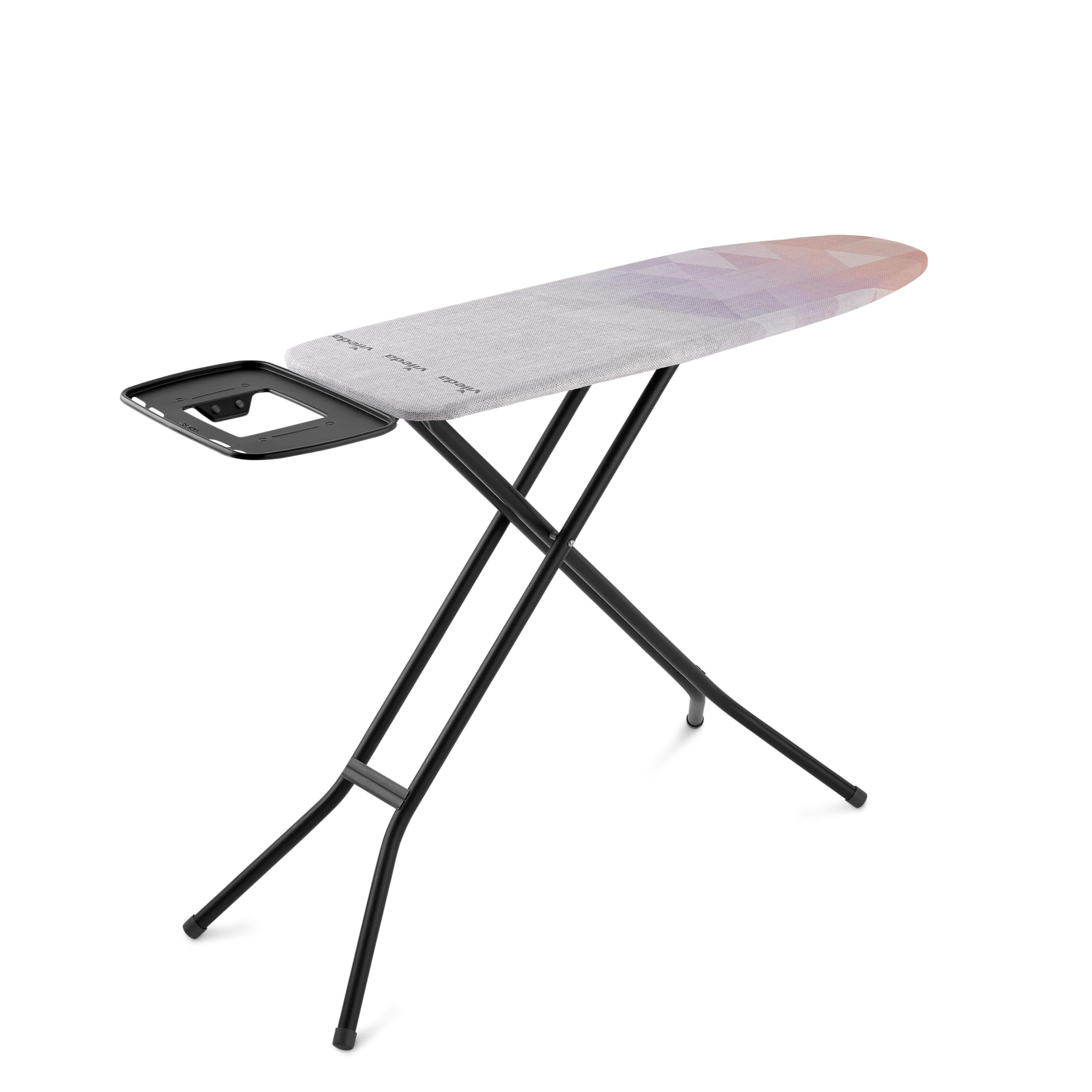 Une table à repasser pliante avec armature en métal noir et housse grise à motif géométrique sur fond blanc.