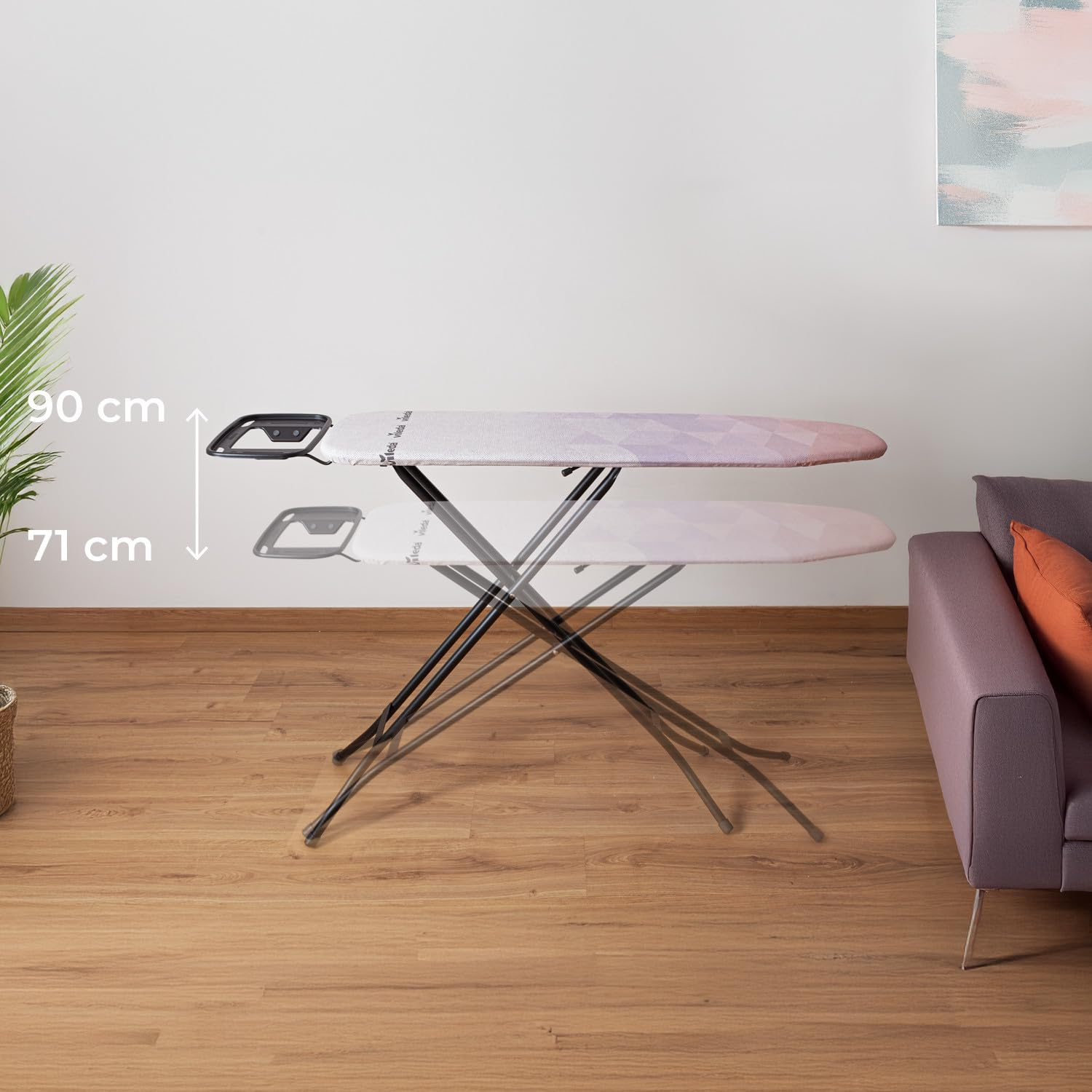 Une planche à repasser réglable dans une pièce montrant des hauteurs de 71 cm à 90 cm.