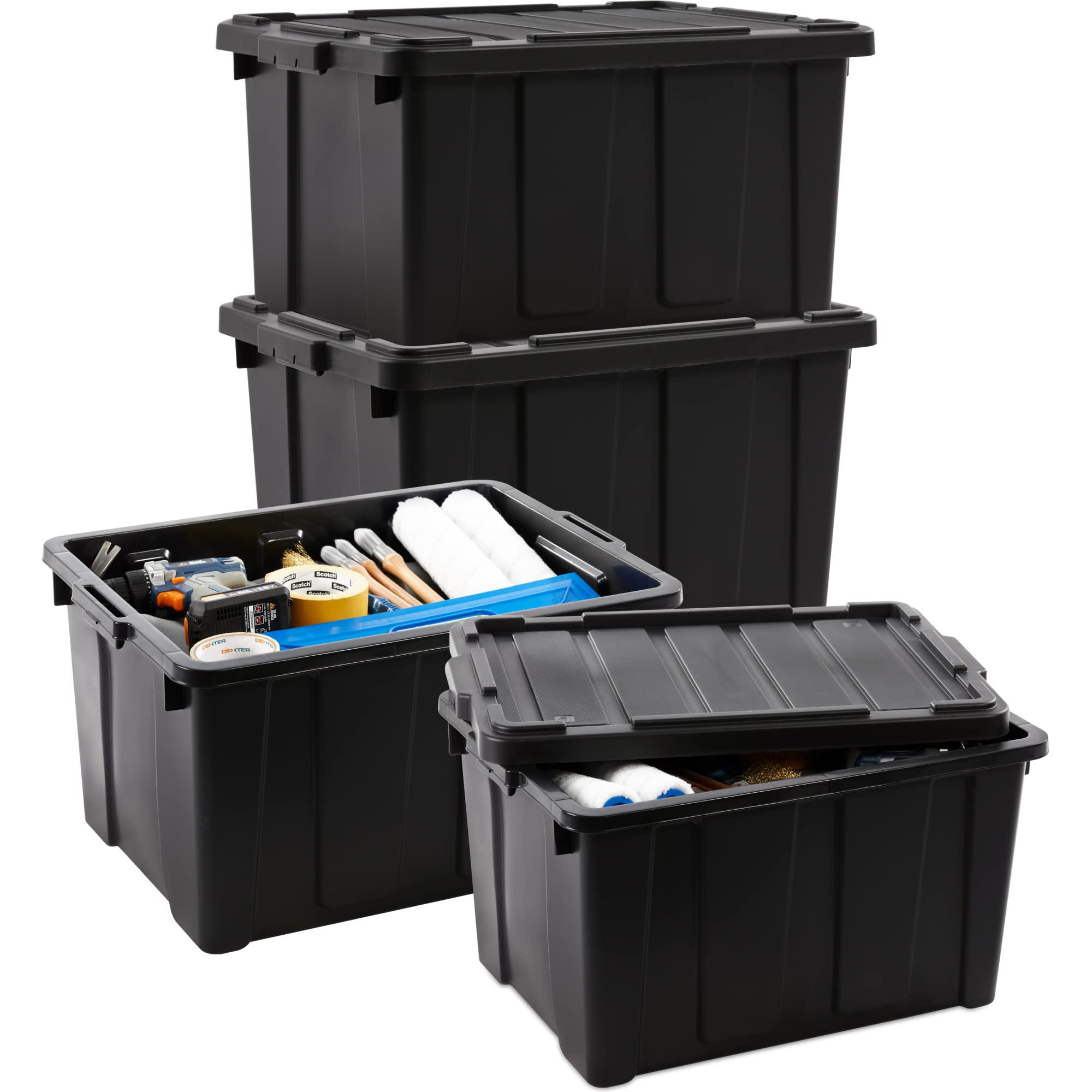 Quattro scatole di plastica nera, impilate e aperte, riempite con attrezzi e materiale per pittura.