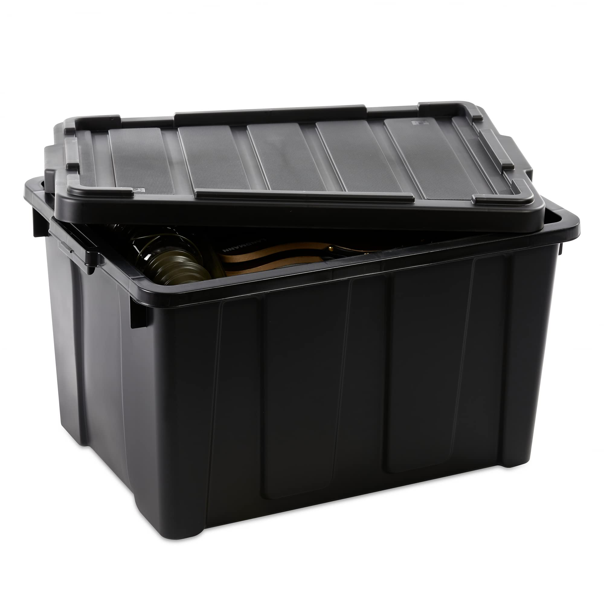 Una scatola di plastica nera con coperchio aperto, piena di oggetti, su sfondo bianco.