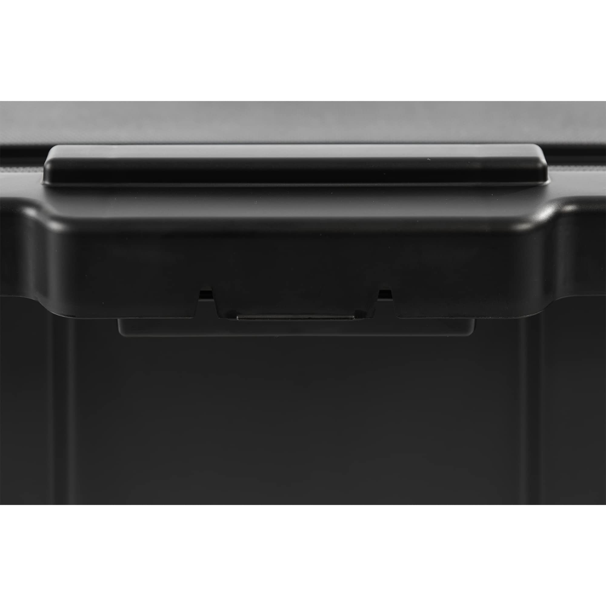 Primo piano della chiusura di un contenitore in plastica nera.