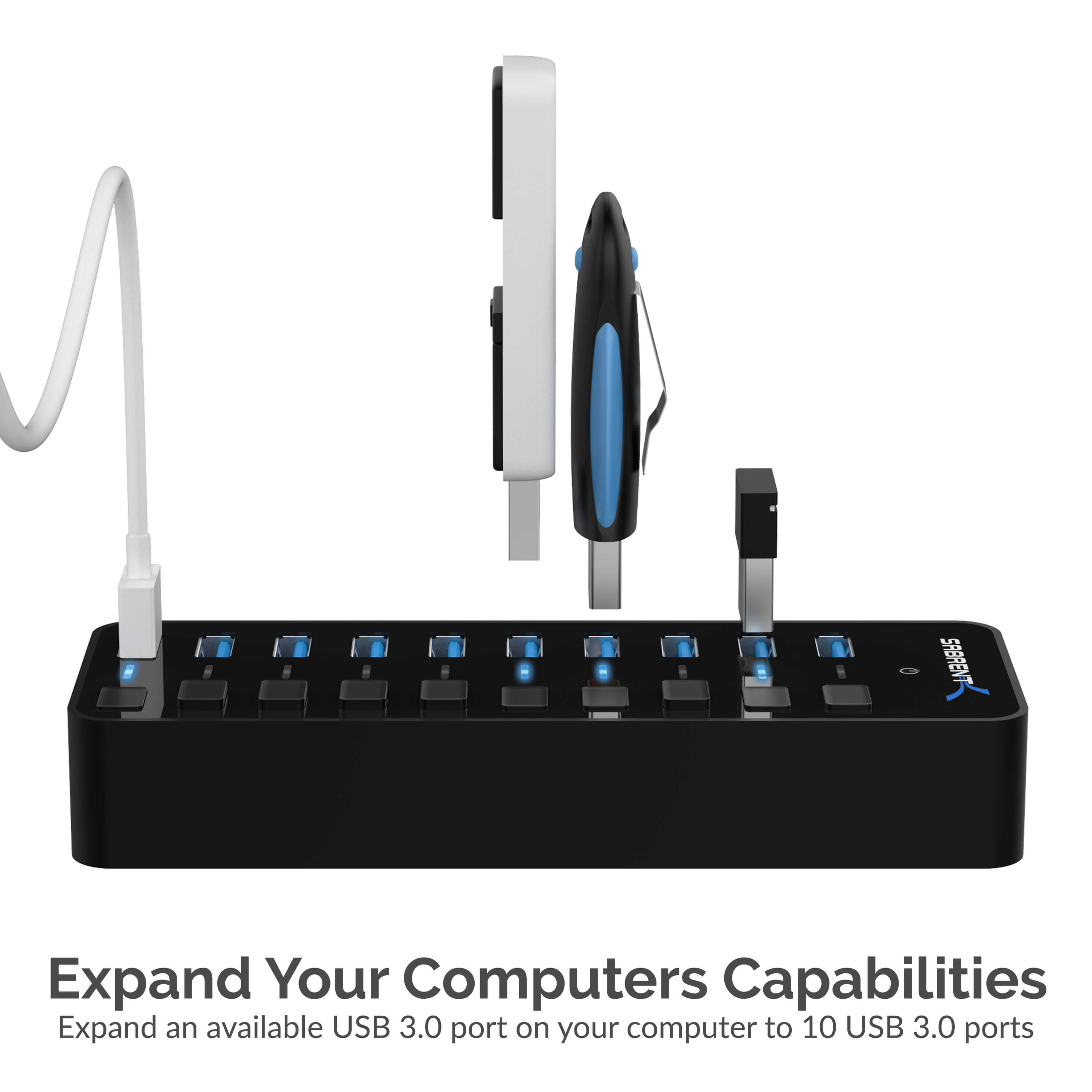 Un hub USB 3.0 nero con dieci porte, collegato con cavi e chiavette USB su sfondo bianco.
