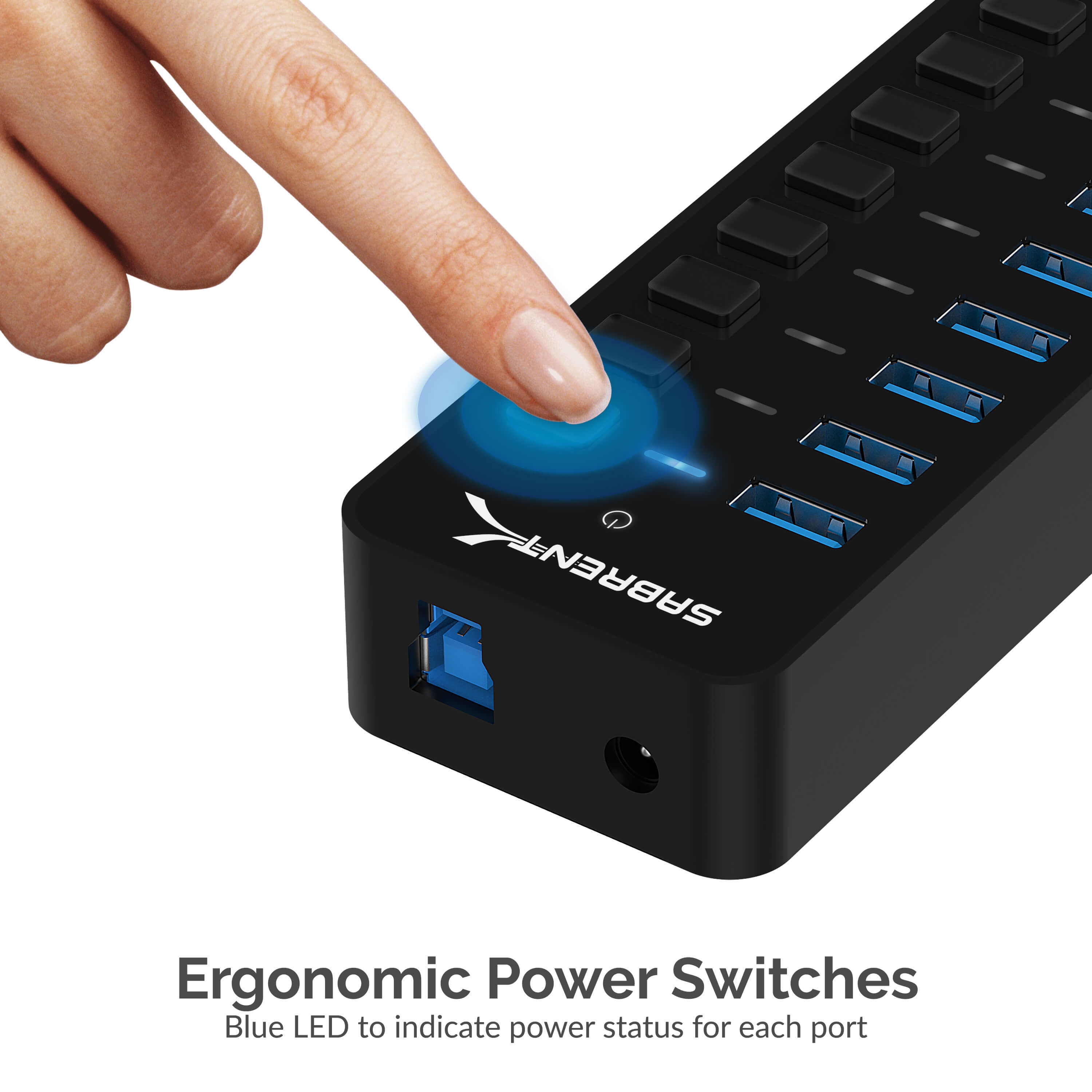 Un dito preme il pulsante di accensione luminoso su un hub USB Sabrent nero con porte USB blu.