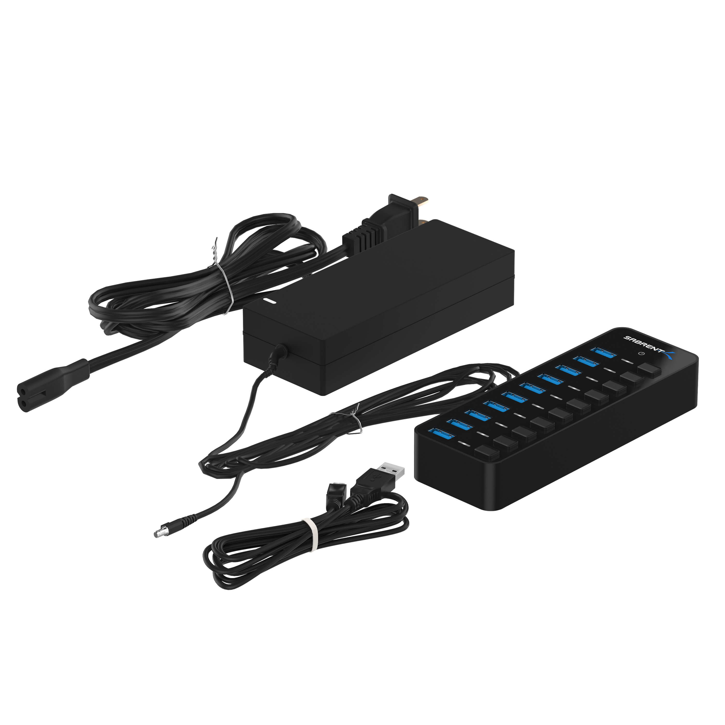 Un hub USB nero a dieci porte con alimentatore e cavi su uno sfondo bianco.